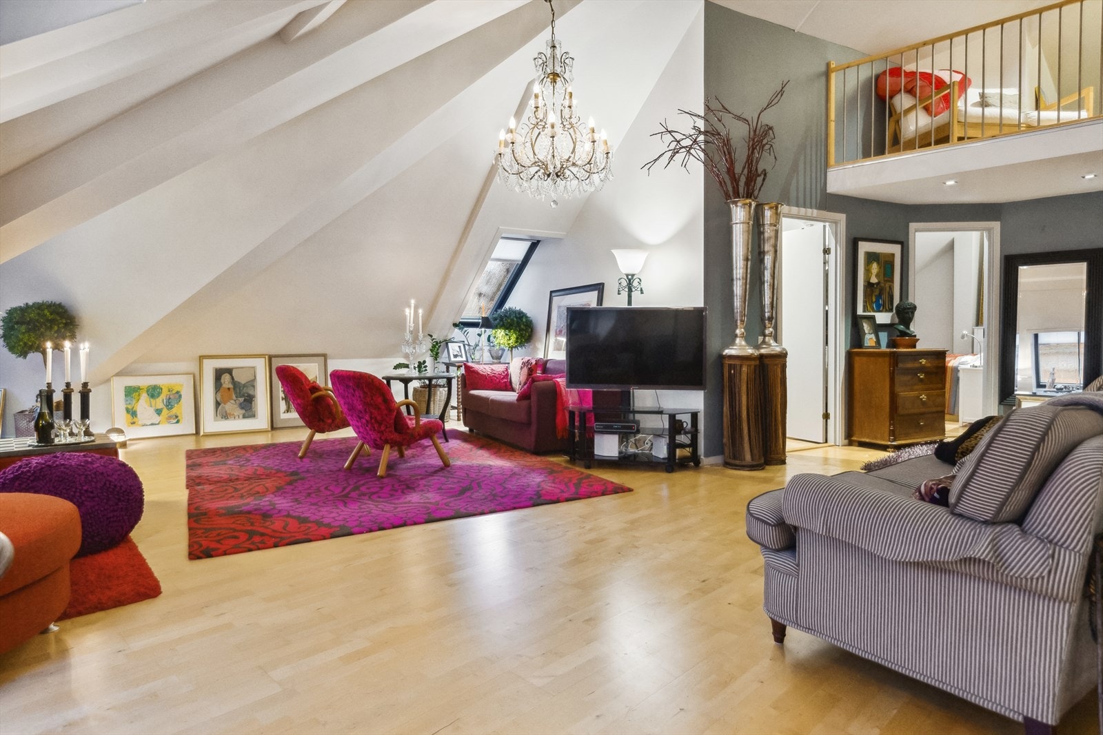 Leiligheten har et flott uttrykk med sine sjarmerende skråvegger og overlysvinduer Galleribilde