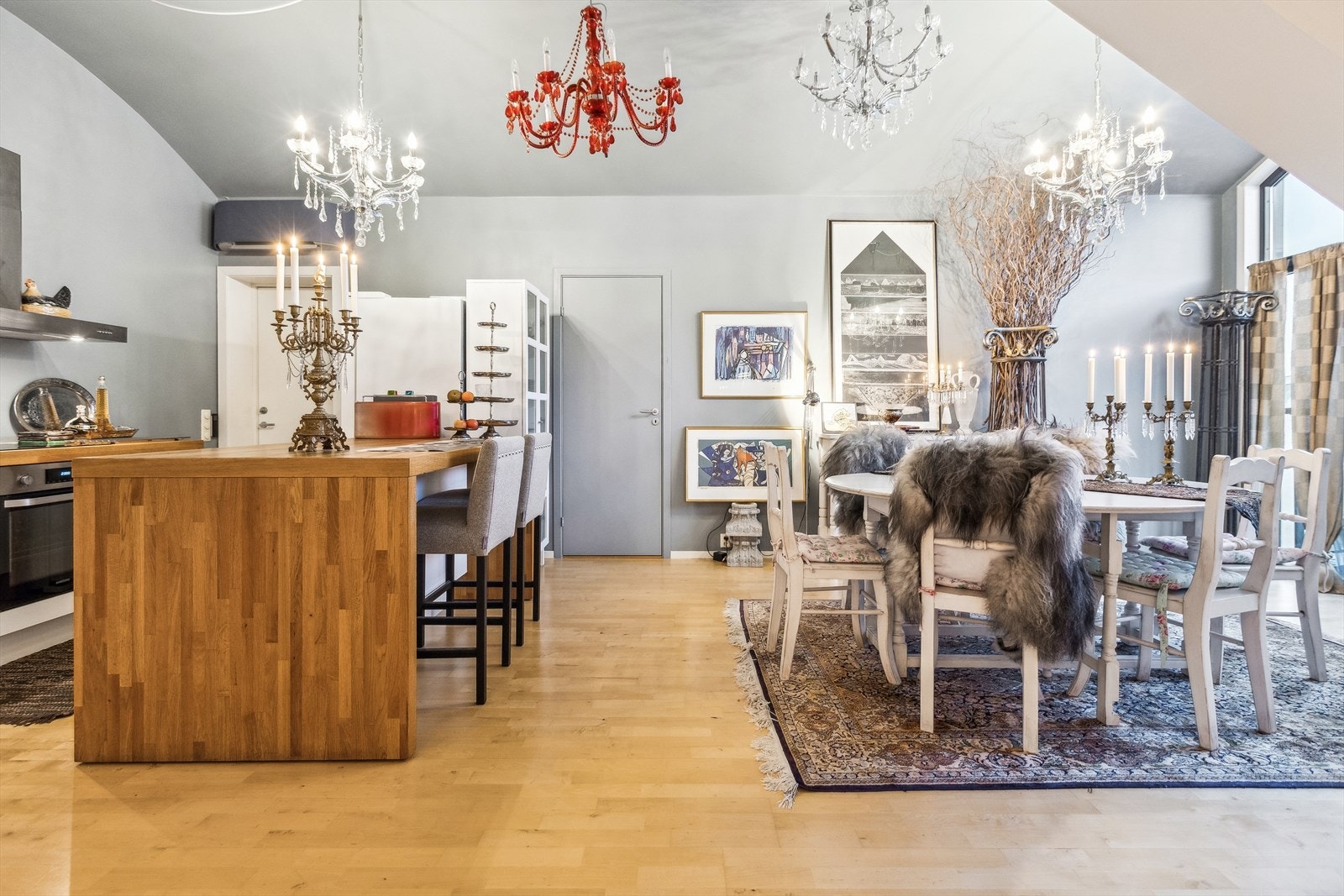 Kjøkkenet er lyst og innbydende med god takhøyde og mye lysinnslipp Galleribilde