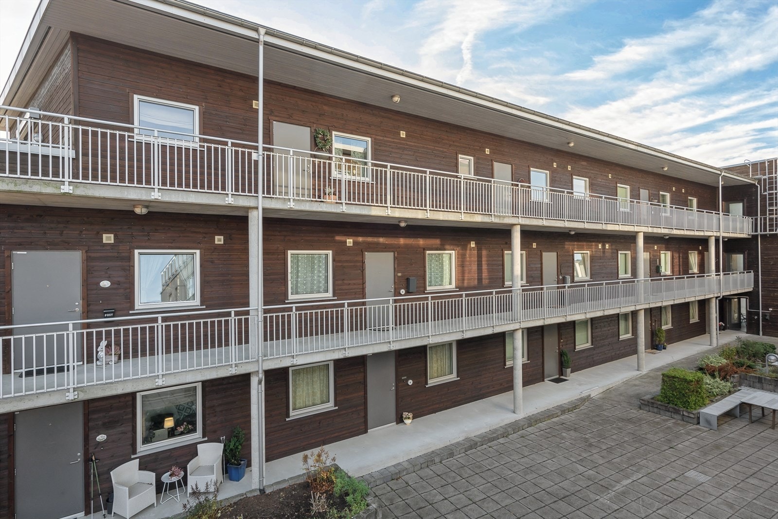 Treroms andelsleilighet over ett plan beliggende i tredjeetasje av leilighetsbygg i Sandefjord Sentrum. Galleribilde