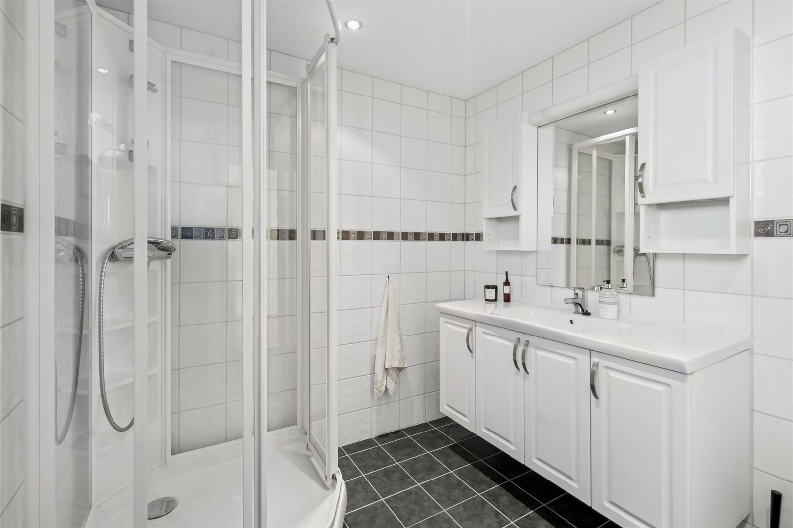 Leiligheten har to bad. Galleribilde