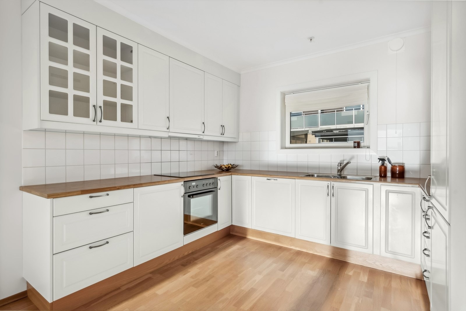 Mye skap- og benkeplass på kjøkkenet. Galleribilde