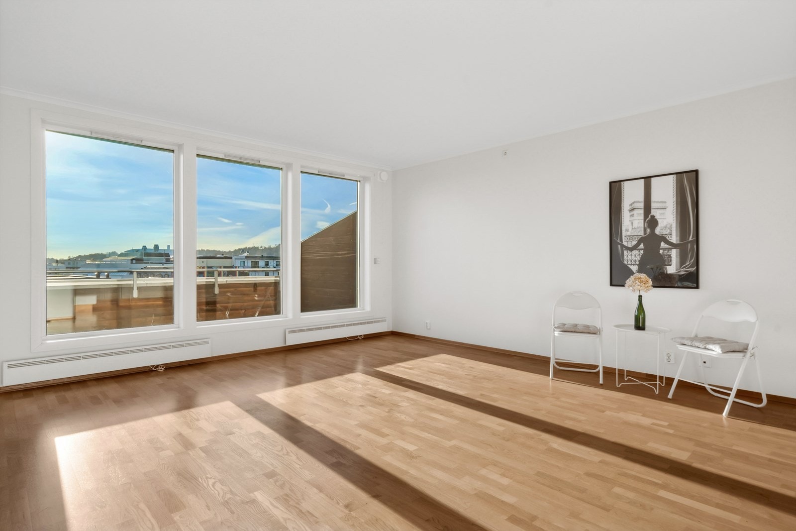 Mye naturlig lysinnslipp i stuen. Galleribilde