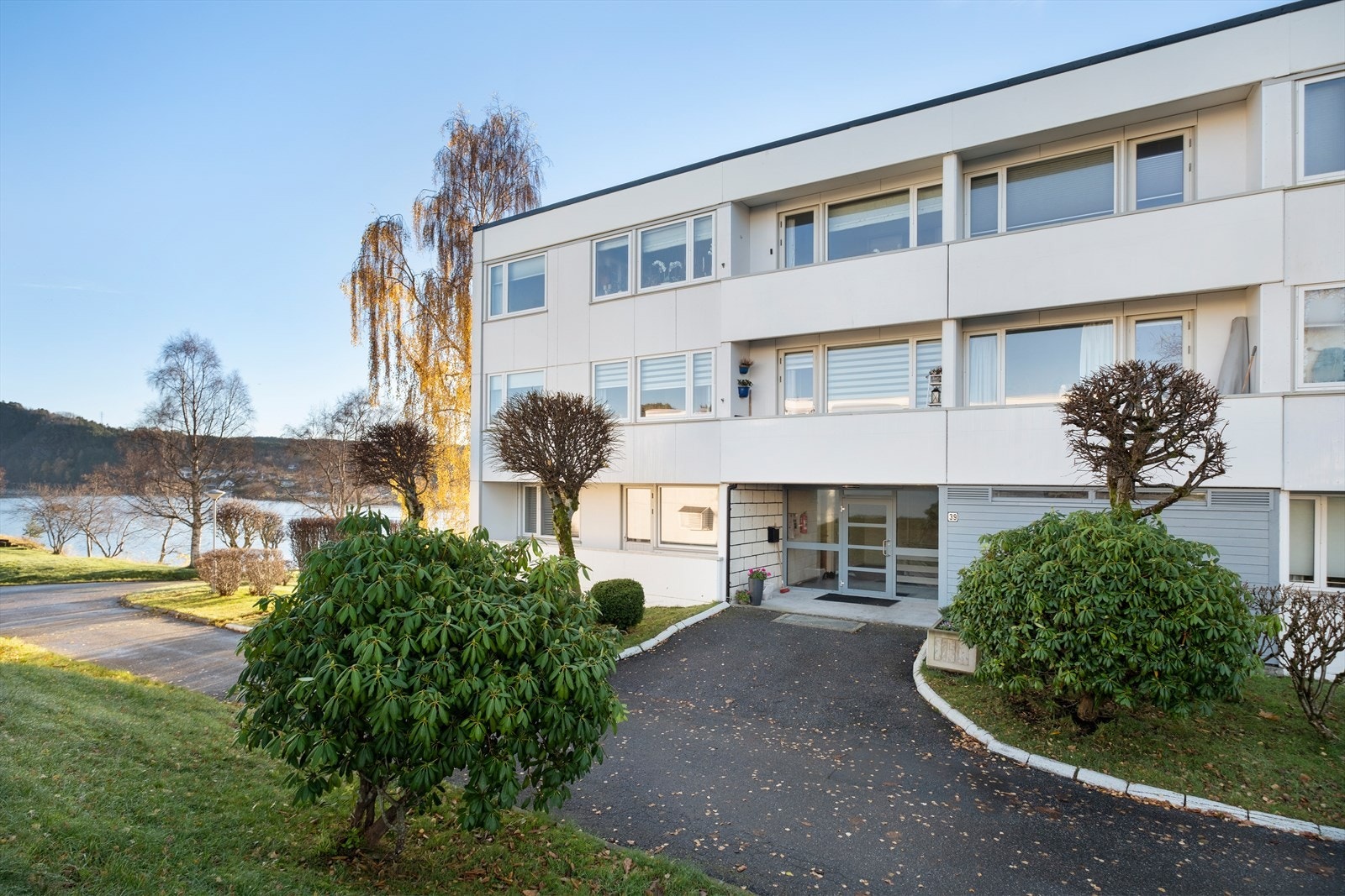 Fasade/inngangsparti nord. Trappefri tilkomst. Leiligheten ligger på samme plan som inngang. Galleribilde