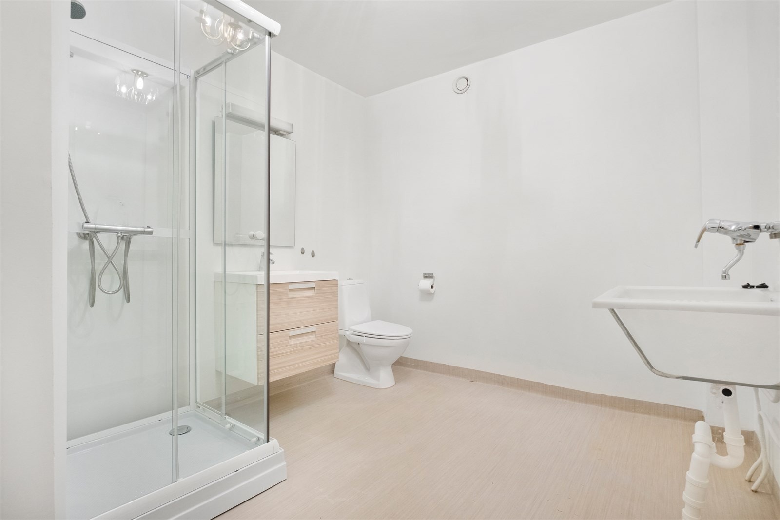 Bad også med skyllekar og opplegg for vaskemaskin. Galleribilde