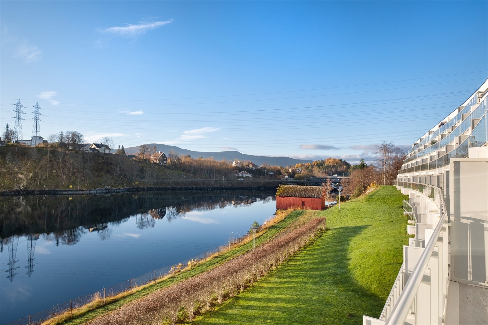 Nydelig utsikt sydvestover mot Nørvasundet. Galleribilde