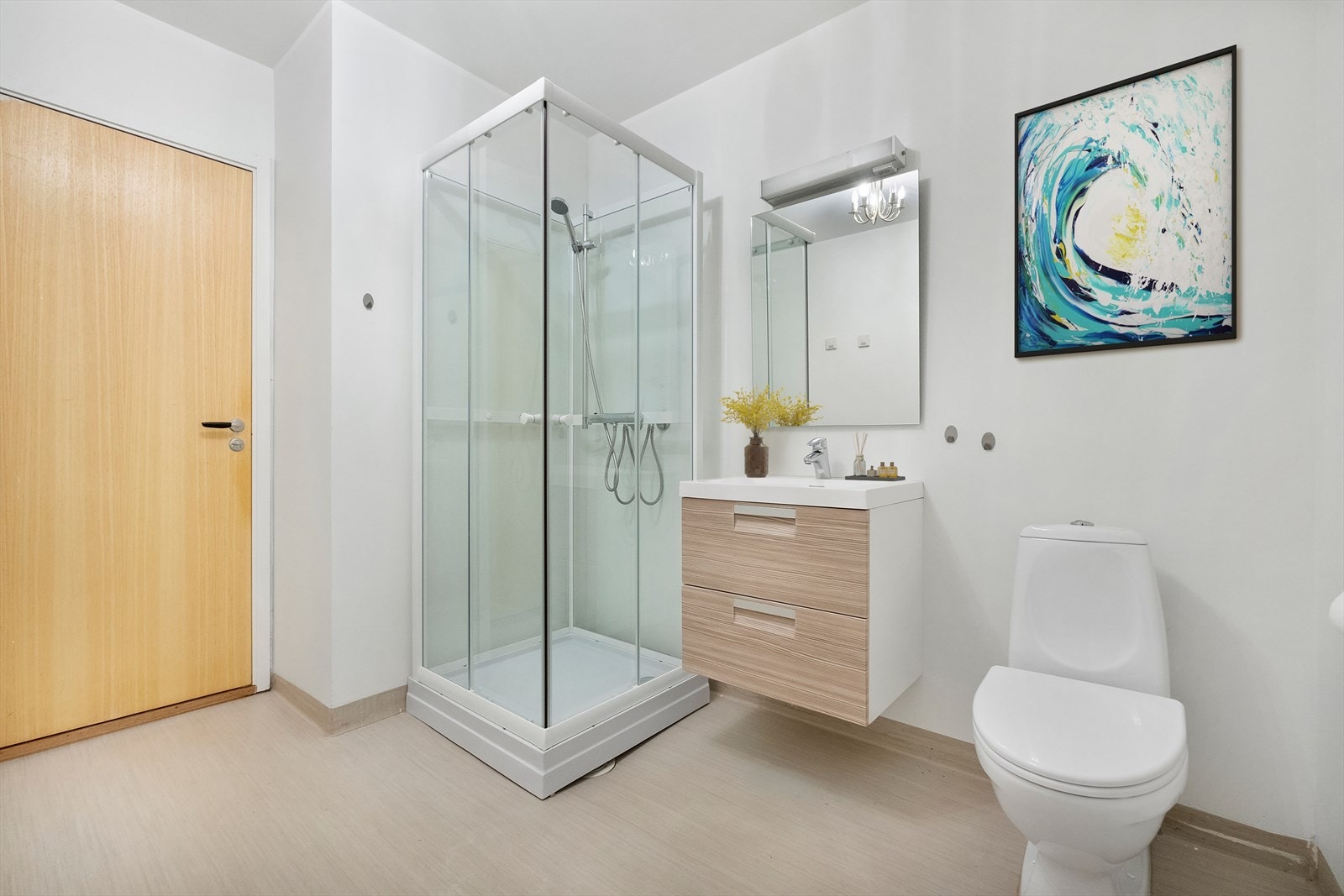 Originalt bad med dusjkabinett, innredning og toalett fra 2016. Galleribilde