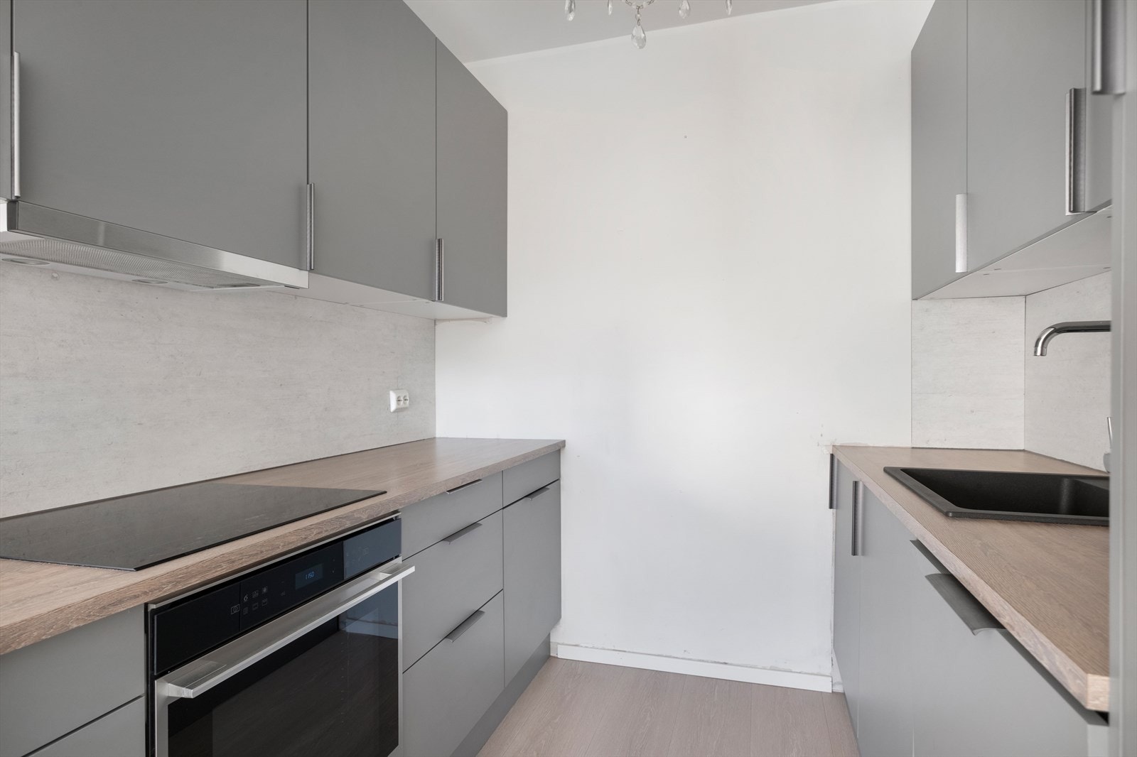 Kjøkkenet har moderne innredning med grå
glatte fronter. Galleribilde