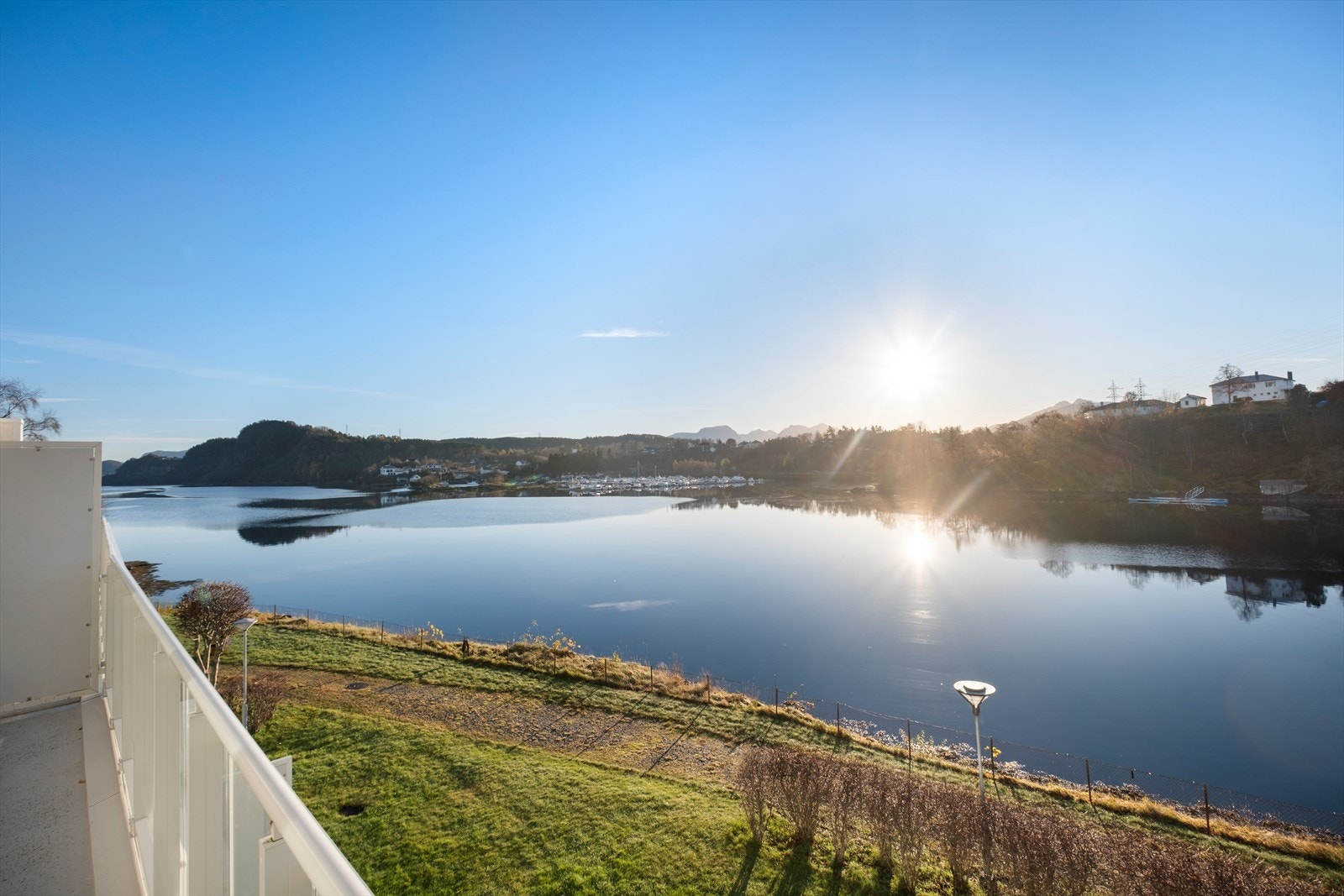 Unik nærhet til sjøen og nydelig utsikt. Galleribilde
