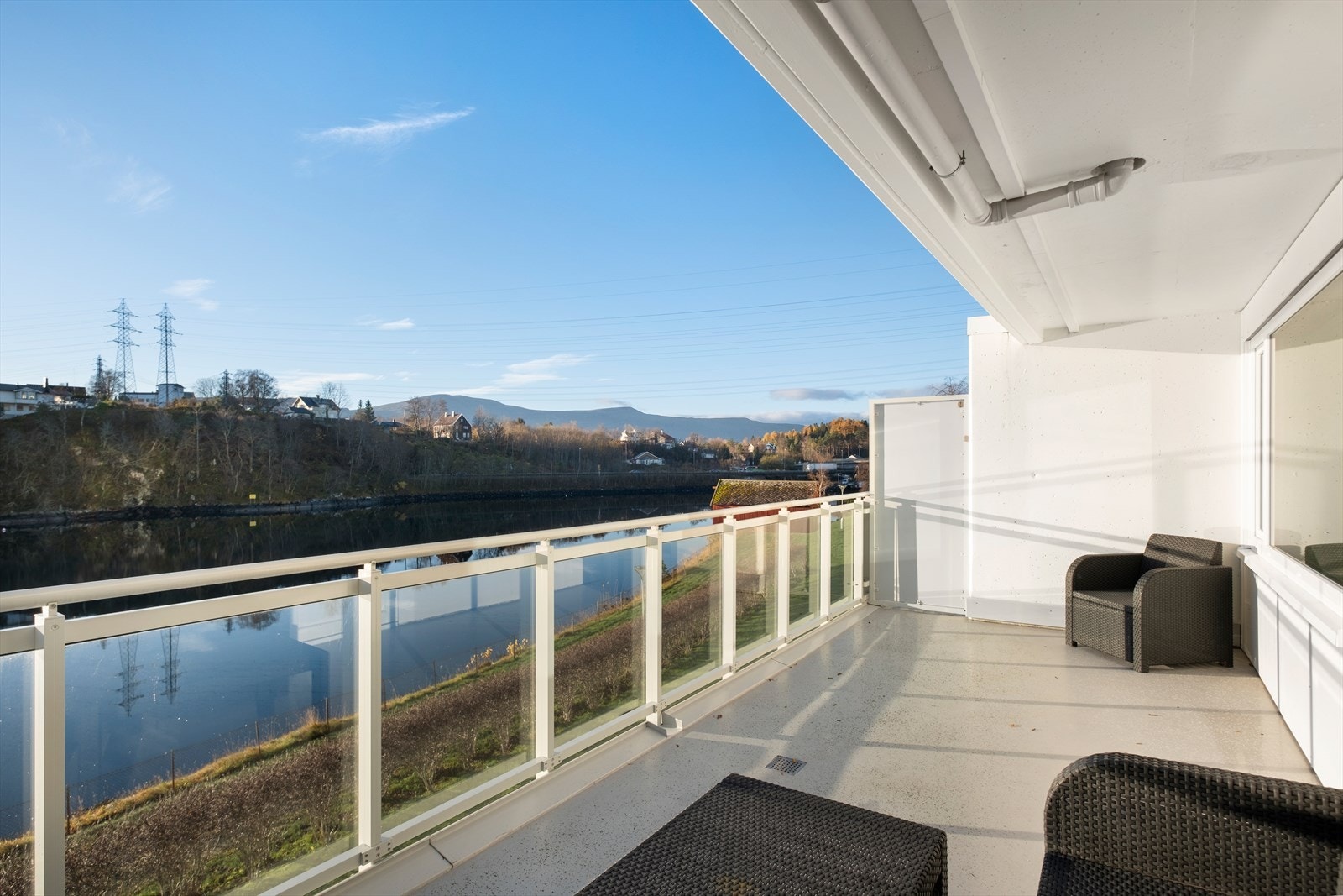 Sydvendt og romslig balkong med glassrekkverk. Galleribilde