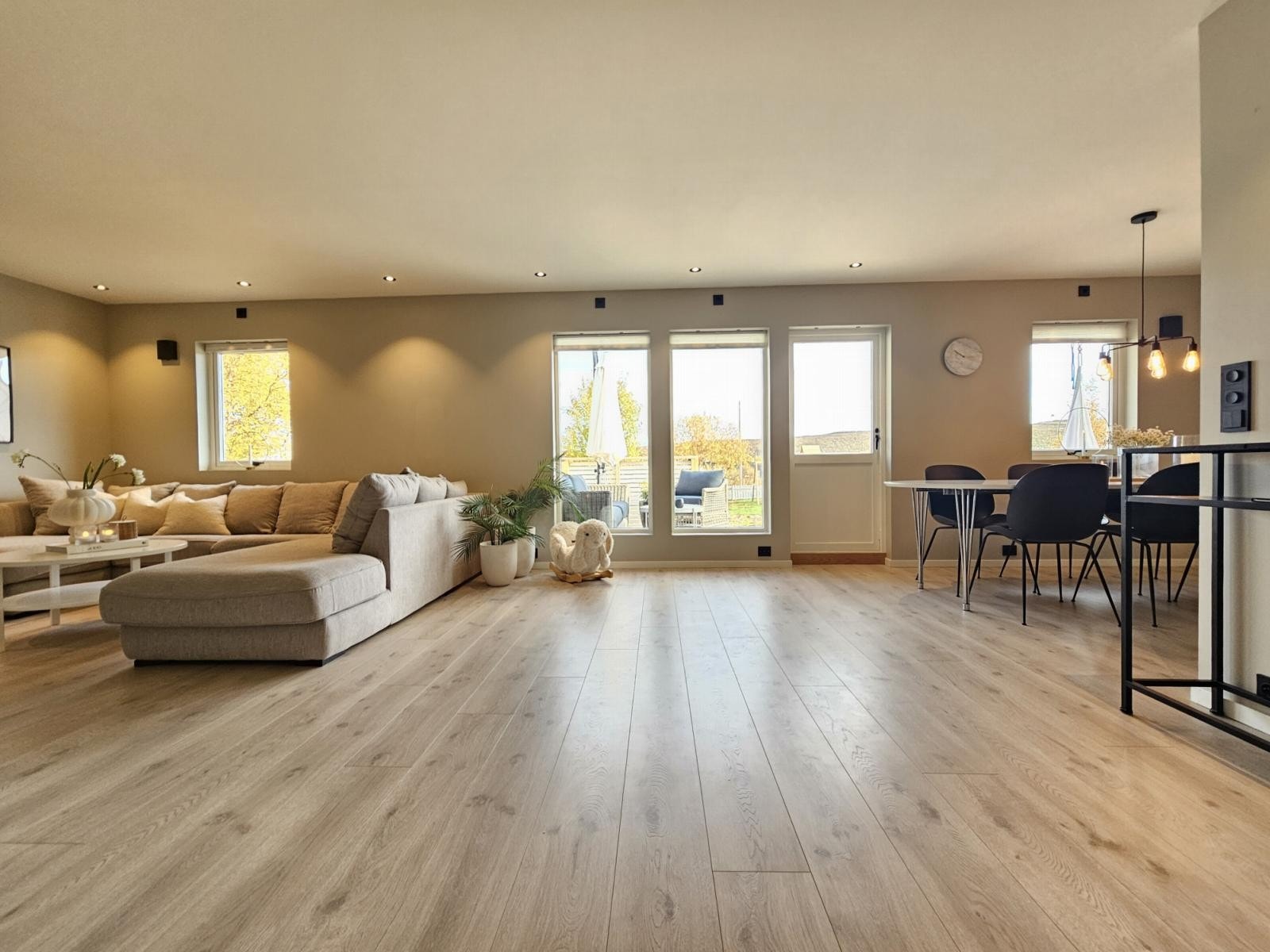 Fra stua er det utgang til verandaen Galleribilde