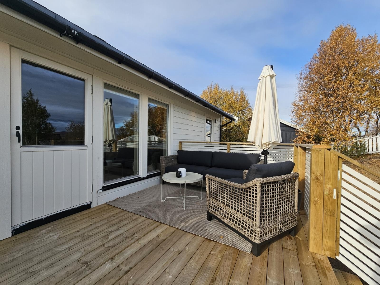 Terassen ble bygget sommeren 2024 og dekker ca 2/3-deler av fasaden Galleribilde