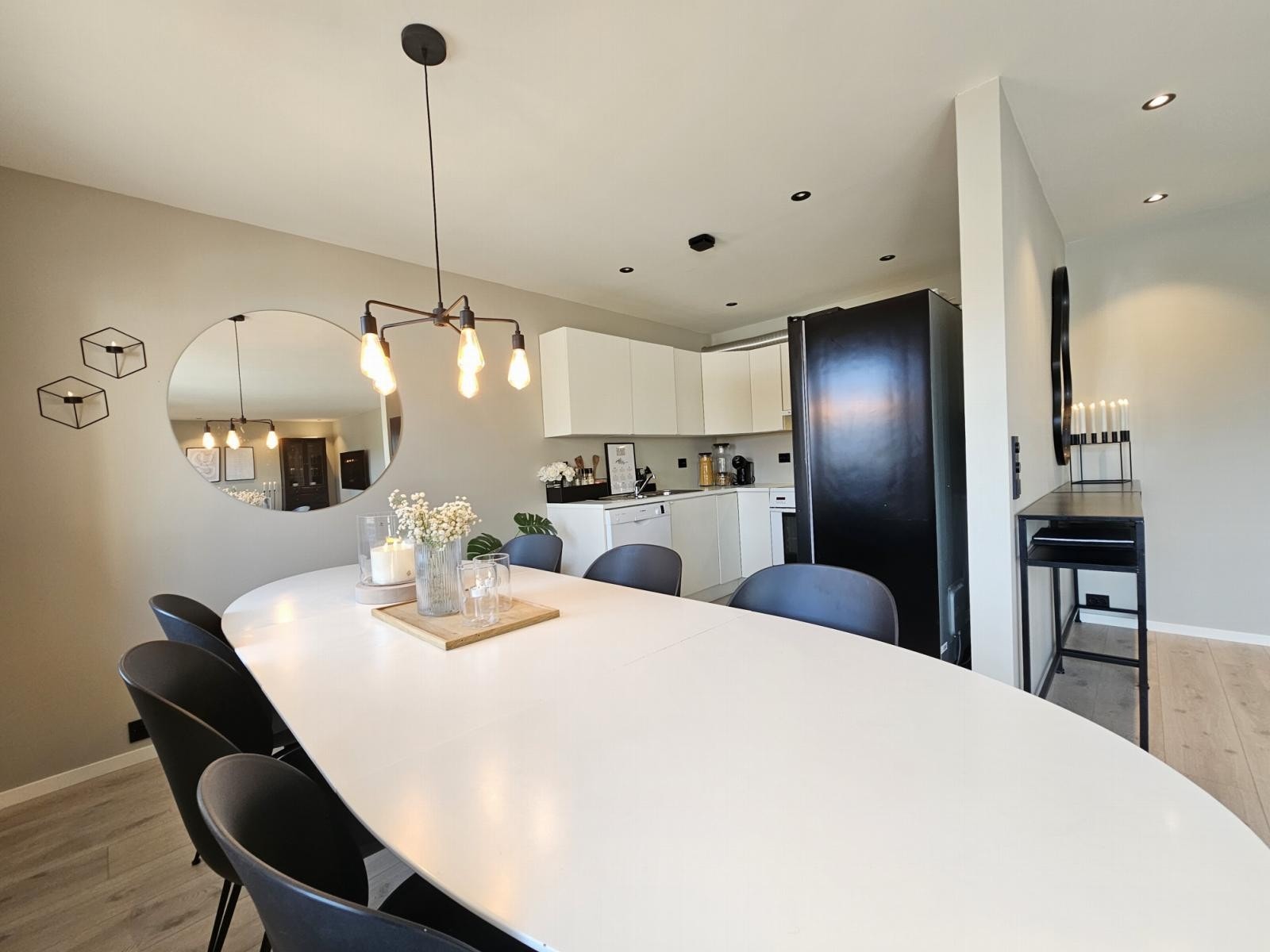 Spisestue mot kjøkken Galleribilde