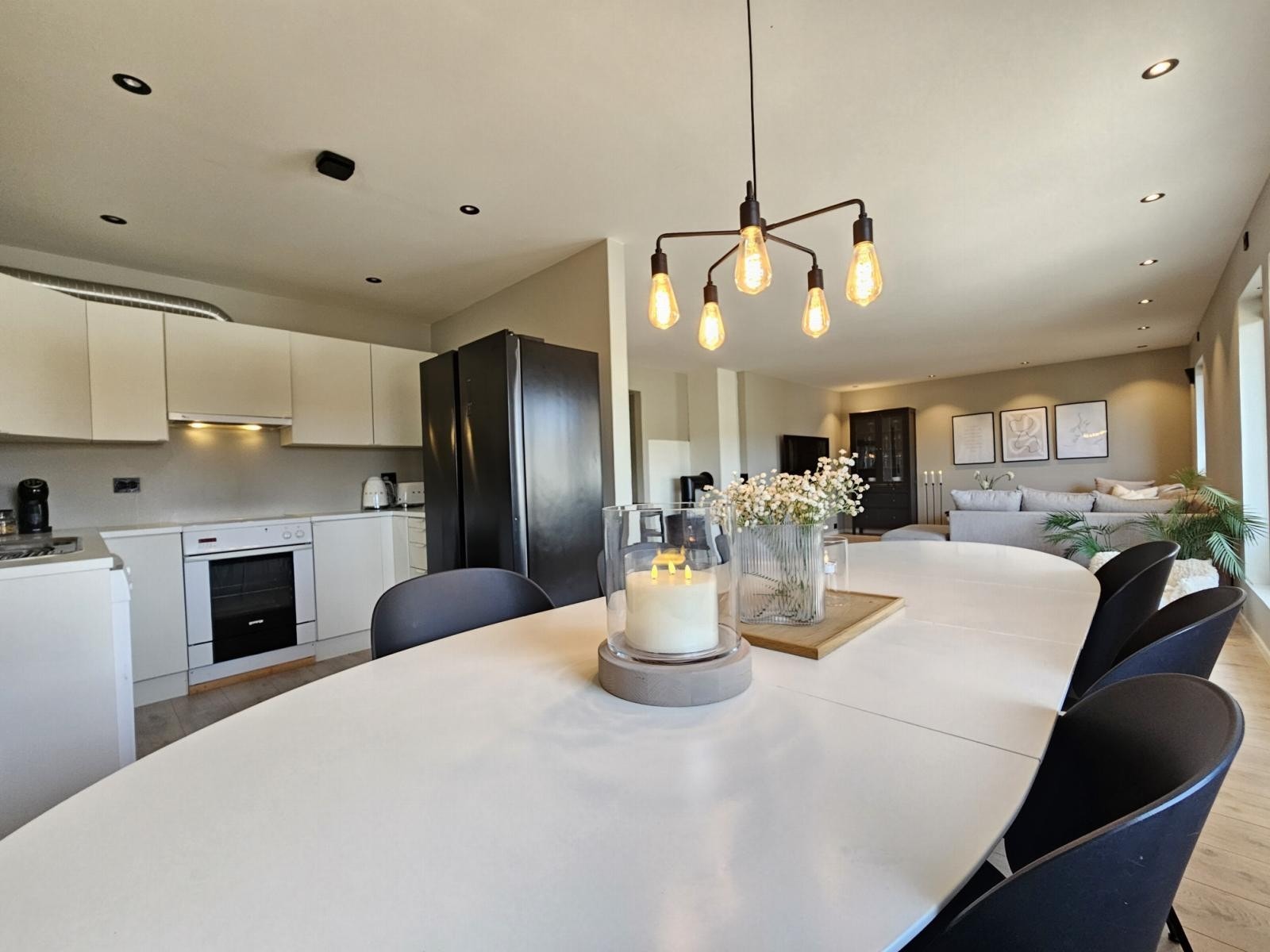 Koselig spiseplass i overgangen mellom kjøkkenet og stua Galleribilde