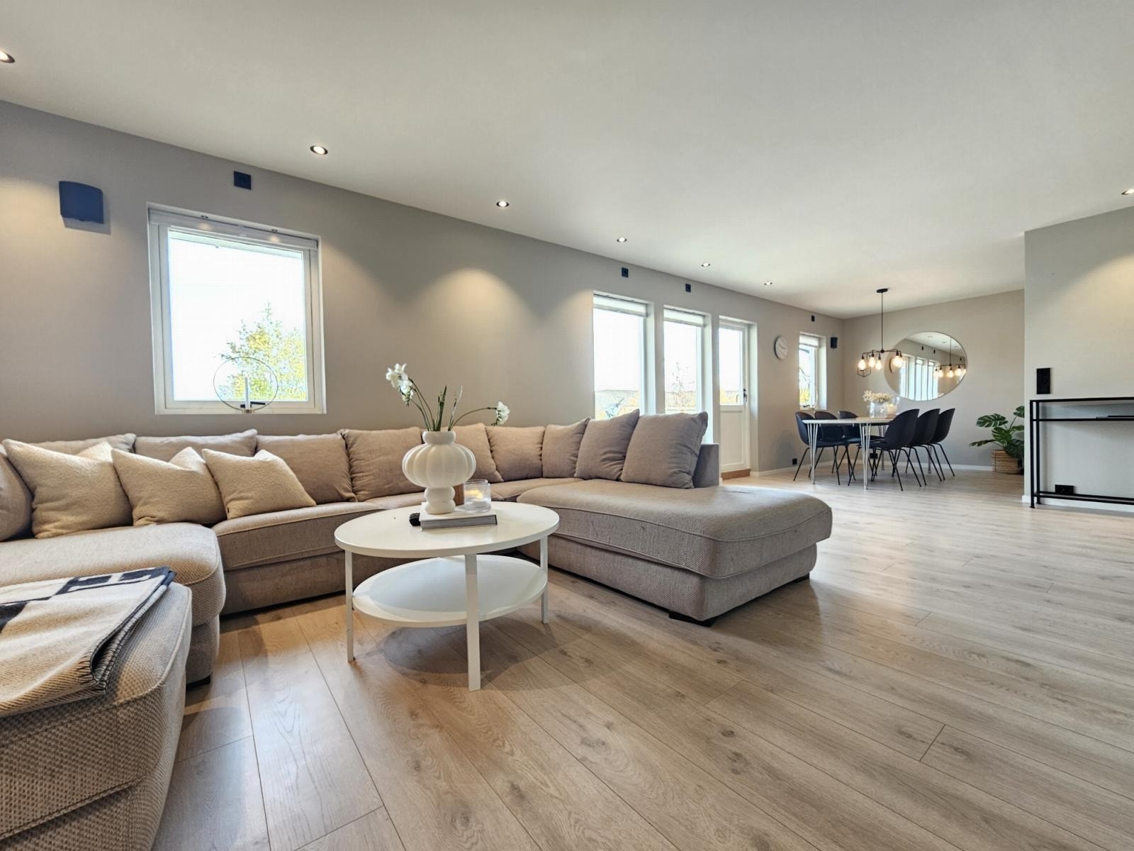 Lys og trivelig i delvis åpen løsning med kjøkkenet Galleribilde