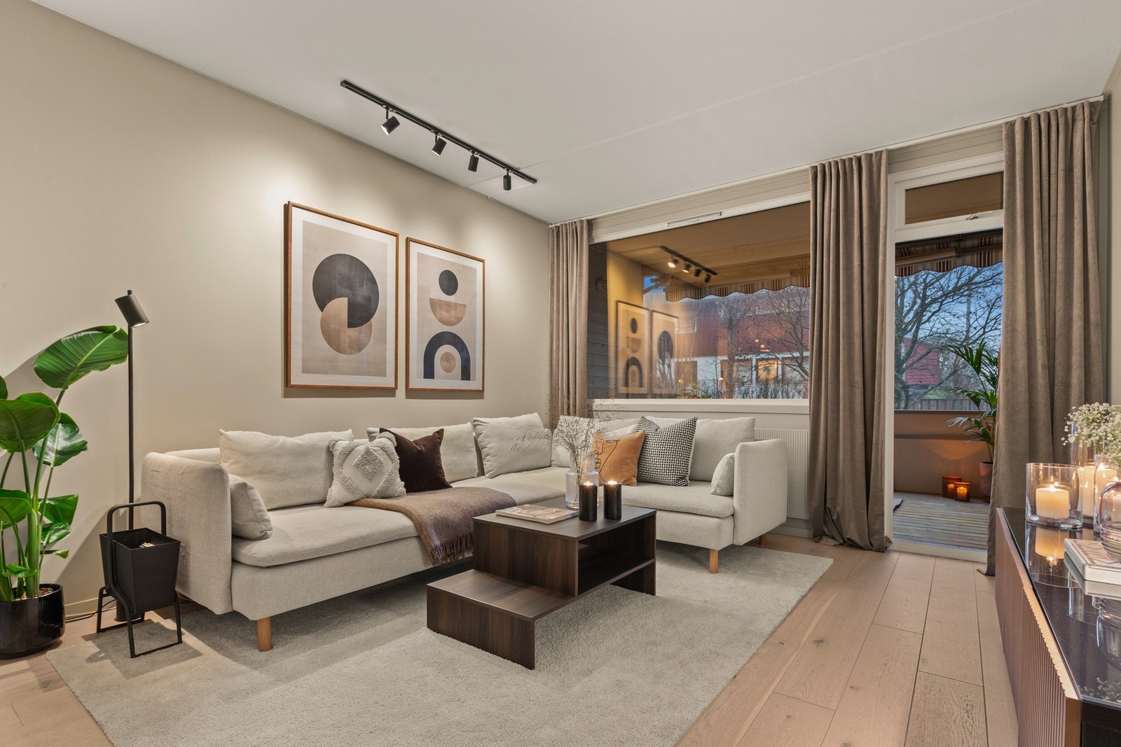 Her kan du trygt trekke deg tilbake og nyte en fri og privat atmosfære uten innsyn. Enstavs parkett fra 2016 på gulv, mens vegger og himling er malt i 2024. Galleribilde