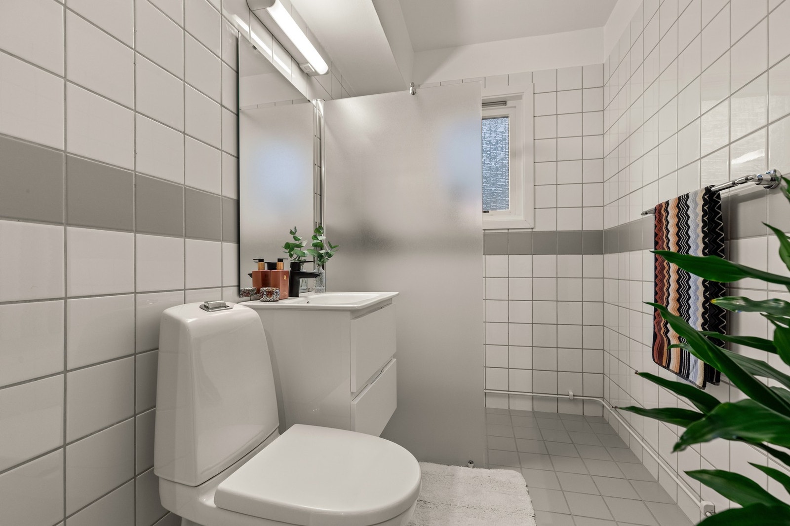 Badet er av god størrelse og fremstår som lyst og funksjonelt. Badet har ny innredning fra 2024 og dusjvegg fra 2018. Galleribilde