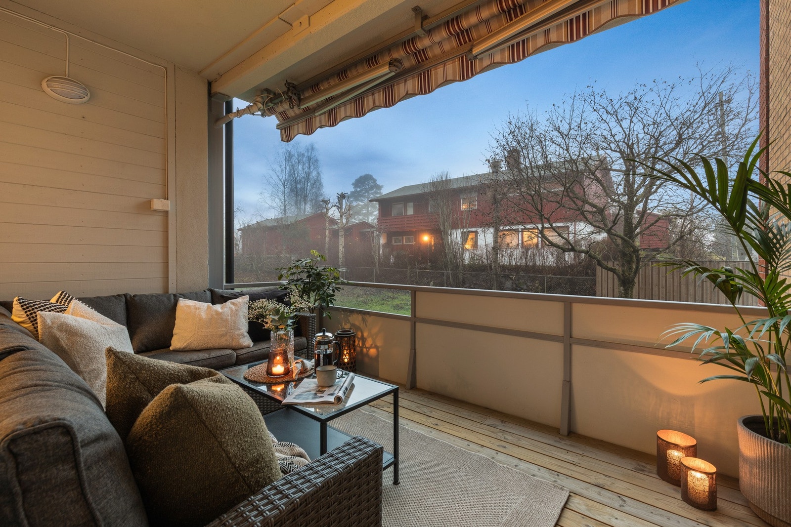 Balkongen gir en herlig forlengelse av stuen sommerstid. Balkongen har en god størrelse på 8 kvm og nydelige solforhold. Galleribilde