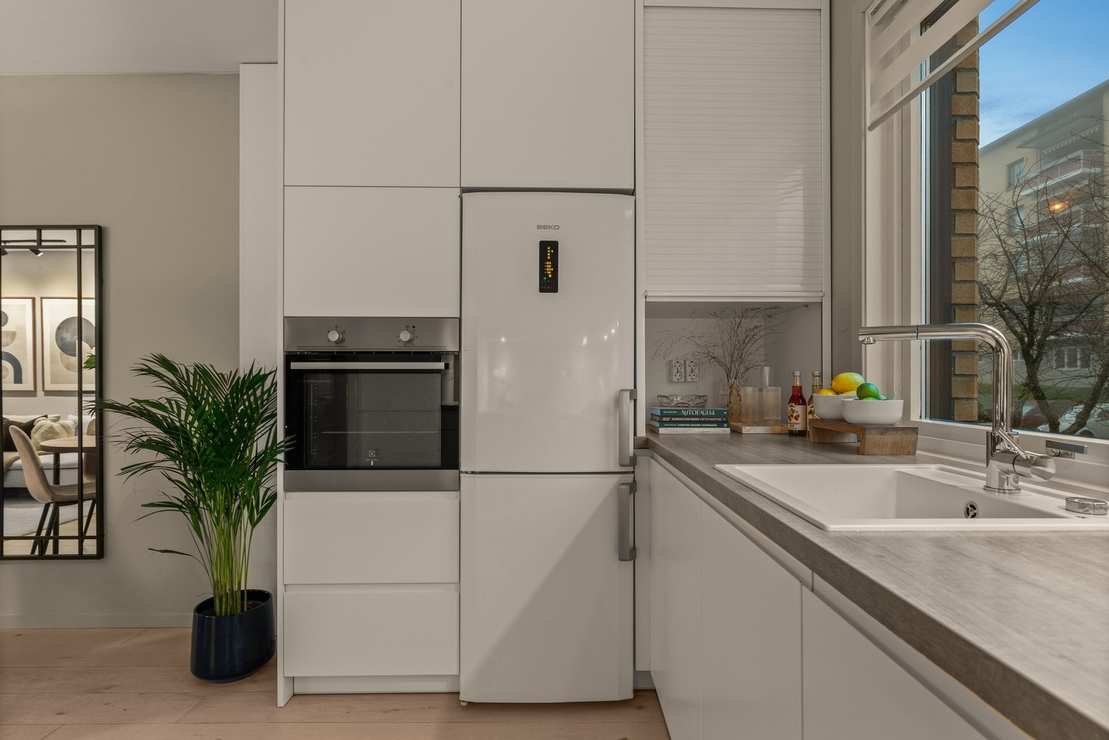 Det er også opplegg for vaskemaskin i innredningen, hvor vaskemaskin fra 2020 er skjult i underskap til venstre for vasken og vil følge med Galleribilde