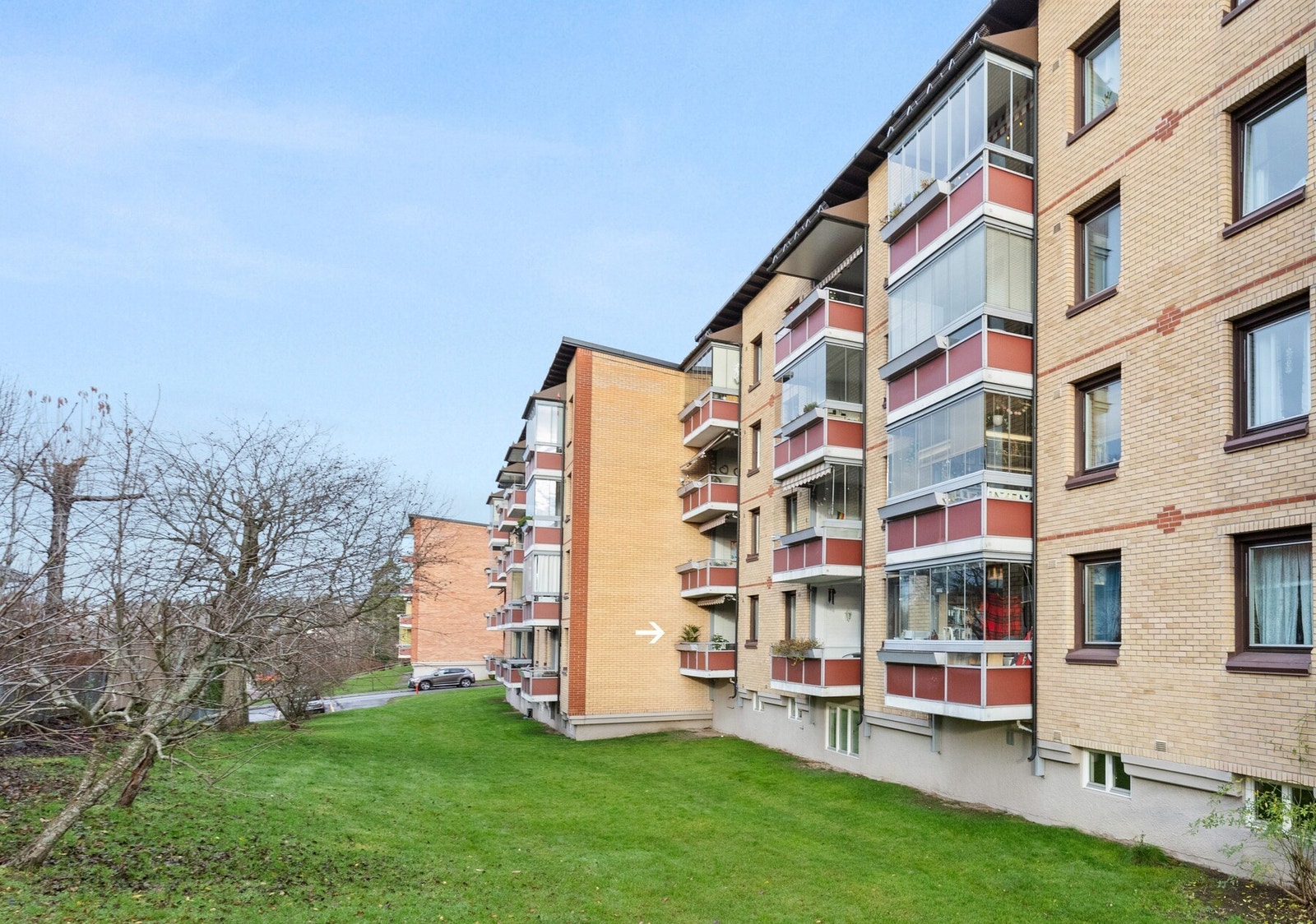 Boligen har en god intern beliggenhet i borettslaget, nesten innerst i veien og vendt mot fredelig grøntområde på balkongsiden Galleribilde
