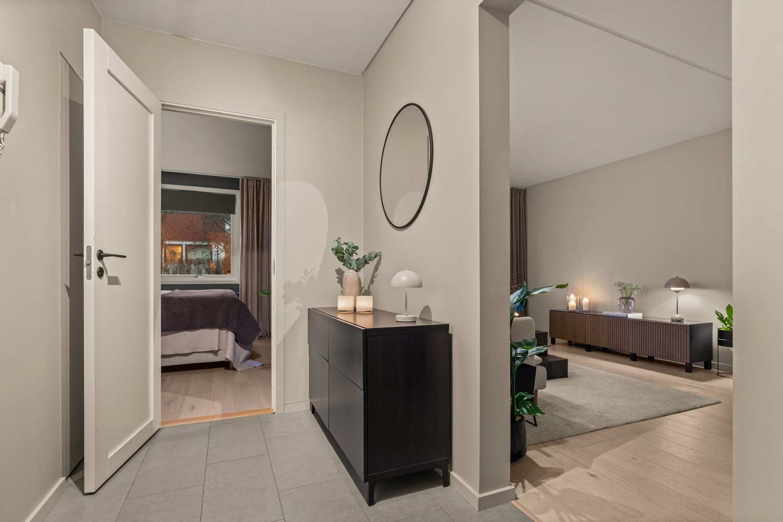 Bak døren til soverommet har du et innebygd kott på 1 kvm, som i dag benyttes til garderobe. Det er også god plass til øvrig garderobe i entreen. Galleribilde