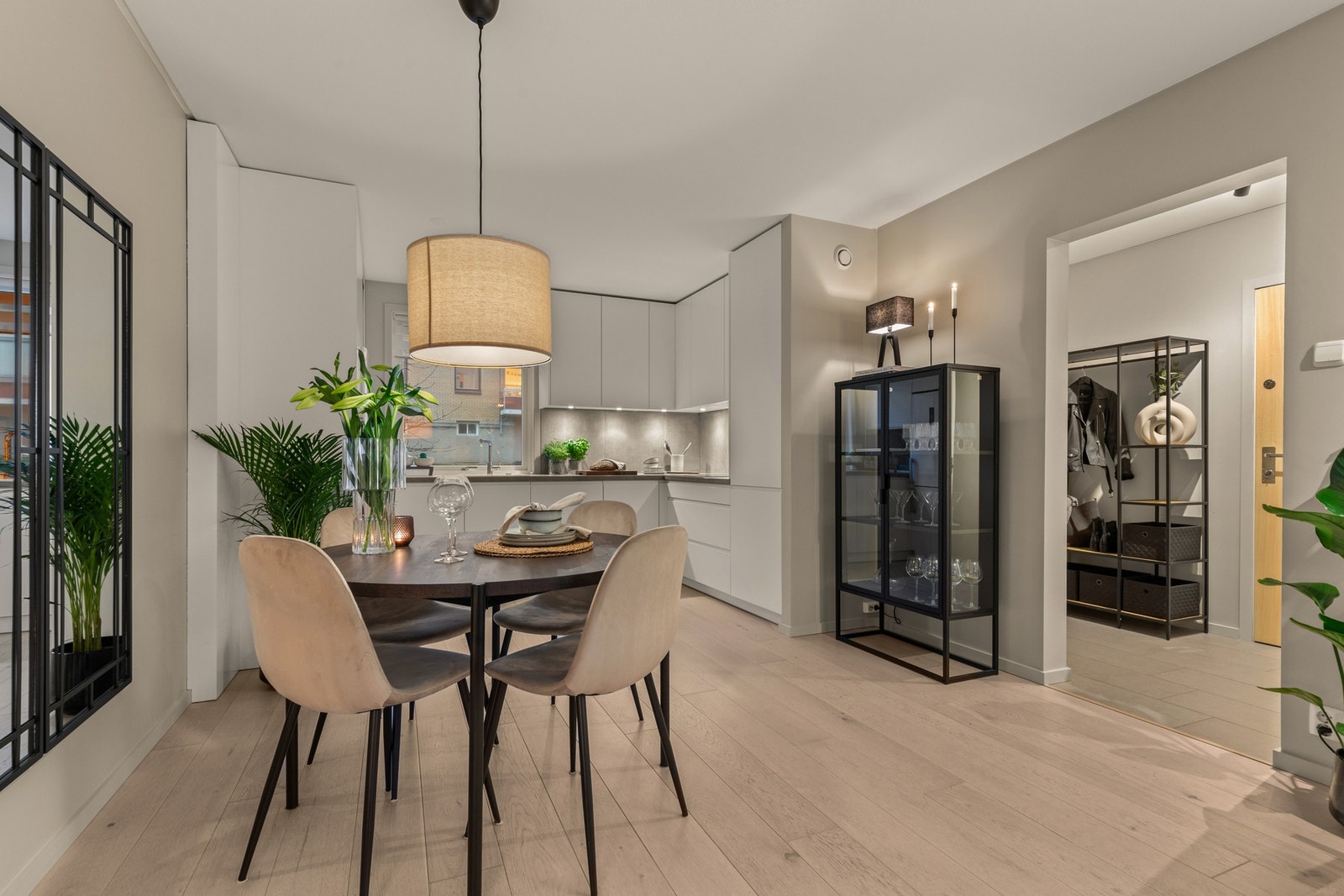 Kjøkkenet ligger i tilknytning til stuen, samtidig i en egen sone av leiligheten. Det er god plass til stort spisebord i tilknytning kjøkkenet og stuen. Galleribilde