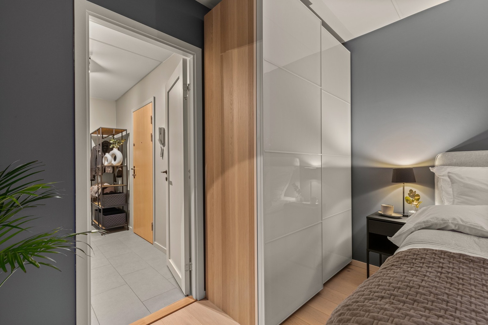 Soverommet er i dag innredet med 160 cm bred seng og dobbelt garderobeskap, som vil følge med. Det er også plass til øvrig møblement på soverommet. Galleribilde