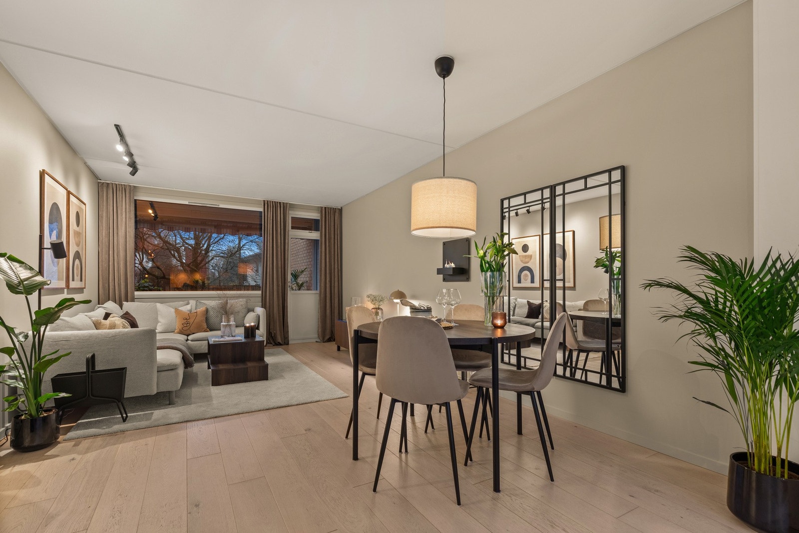 Innbydende stue med utgang til usjenert balkong med nydelige solforhold. Stuen har god plass til sofagruppe med tilhørende møblement. Galleribilde