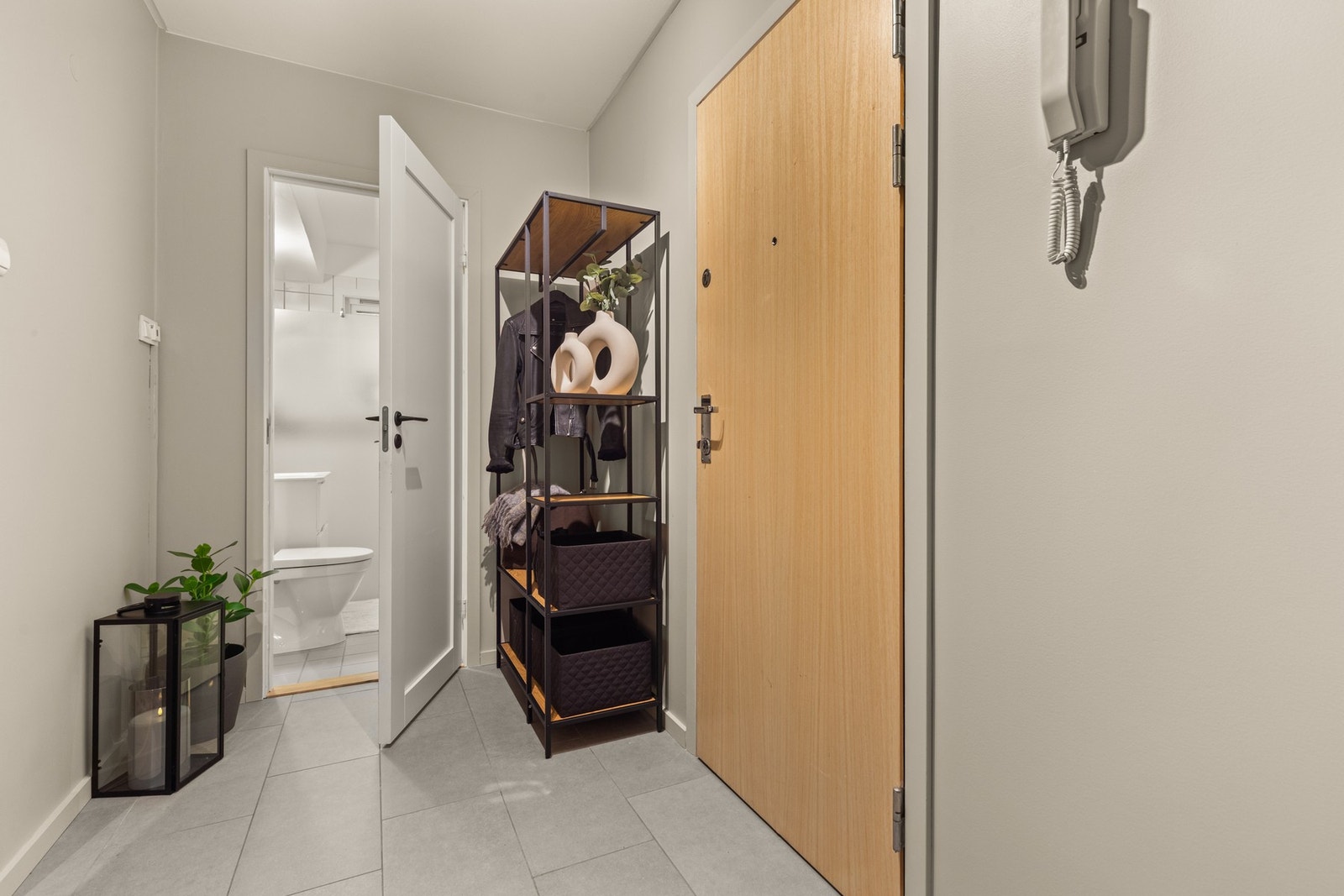 Innvendig møtes du av en en lys og romslig entré, som gir en hyggelig velkomst inn i boligen Galleribilde