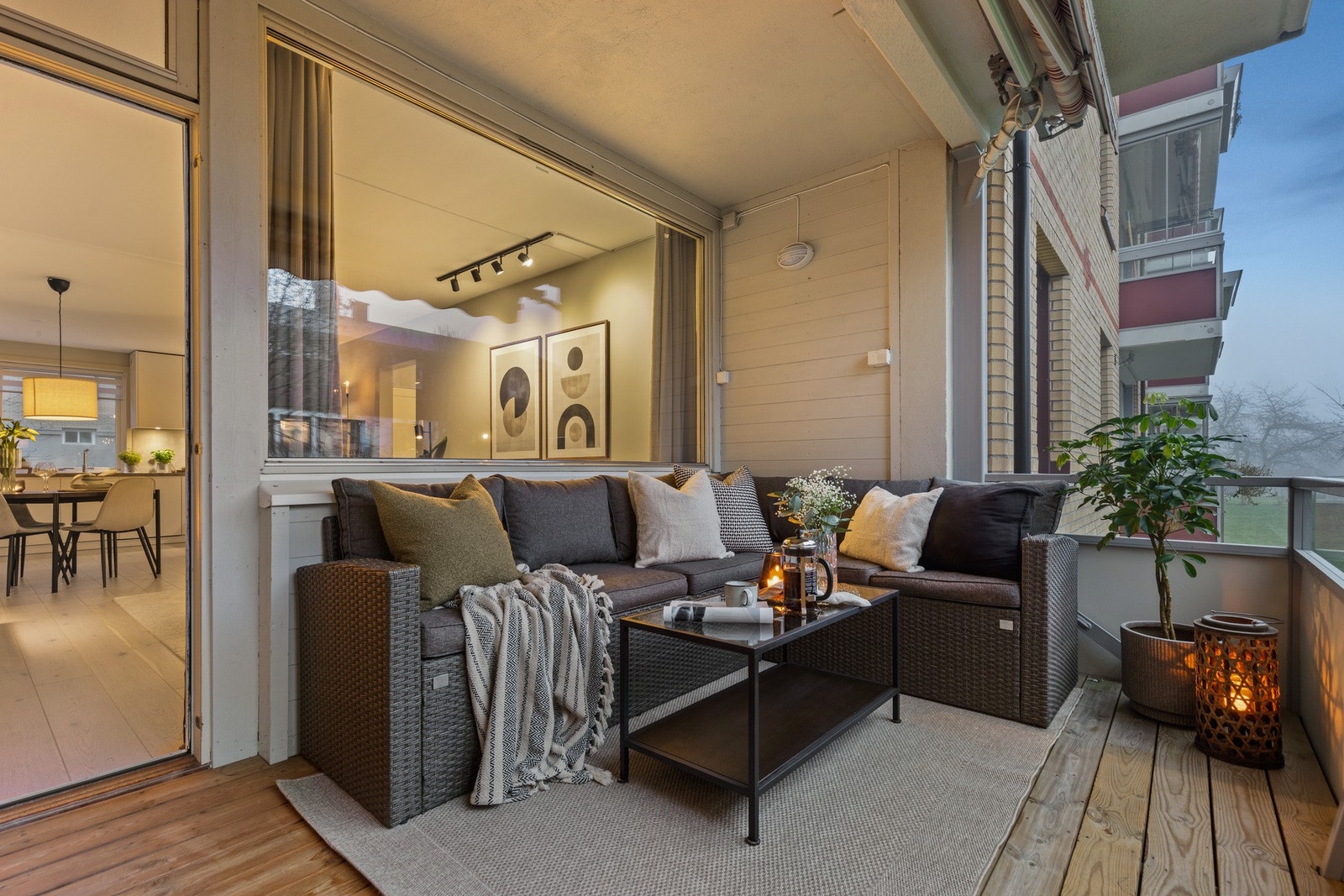 Balkongen ligger vendt mot vest hvor du kan følge solen fra ca. kl. 12 og utover kvelden til ca. kl. 20 på sommeren Galleribilde