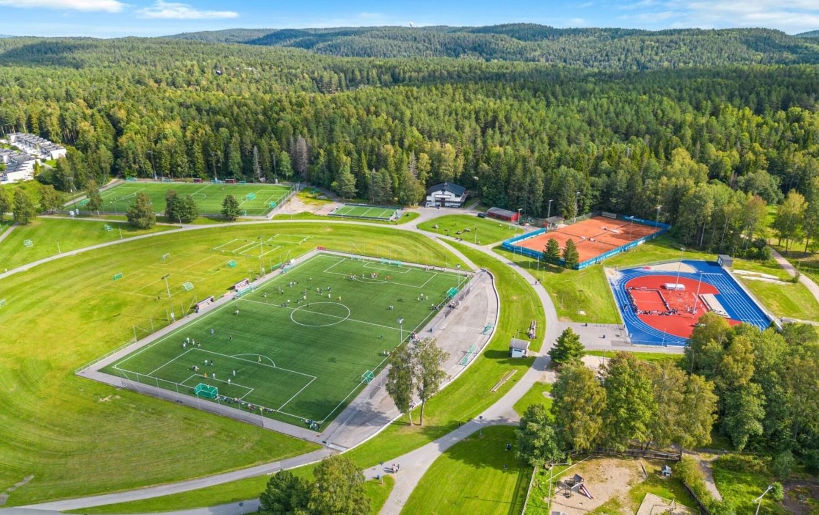 Haraløkka idrettsanlegg ligger rett ovenfor borettslaget. Her finner du både treningsapparater, kunstgressbaner, løpe- og friidrettsstadion, samt tennisbaner. Galleribilde