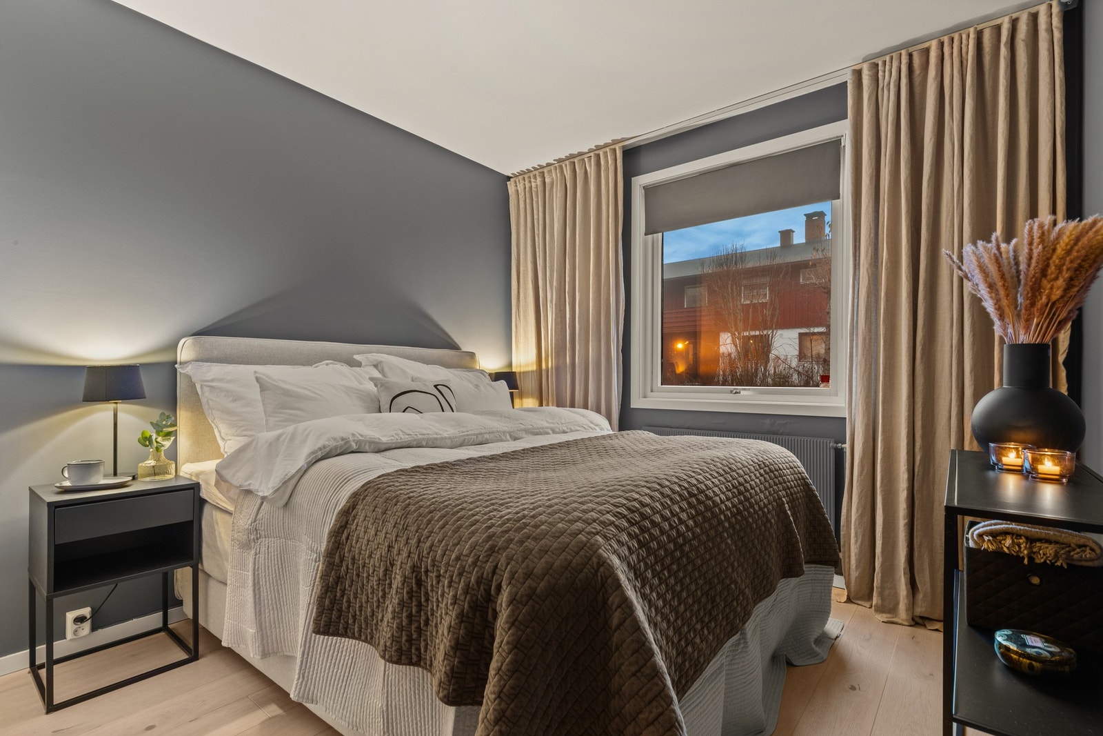 Soverommet ligger skjermet i tilknytning til entreen og vender ut mot fredelig grøntområde på baksiden av bygningen Galleribilde