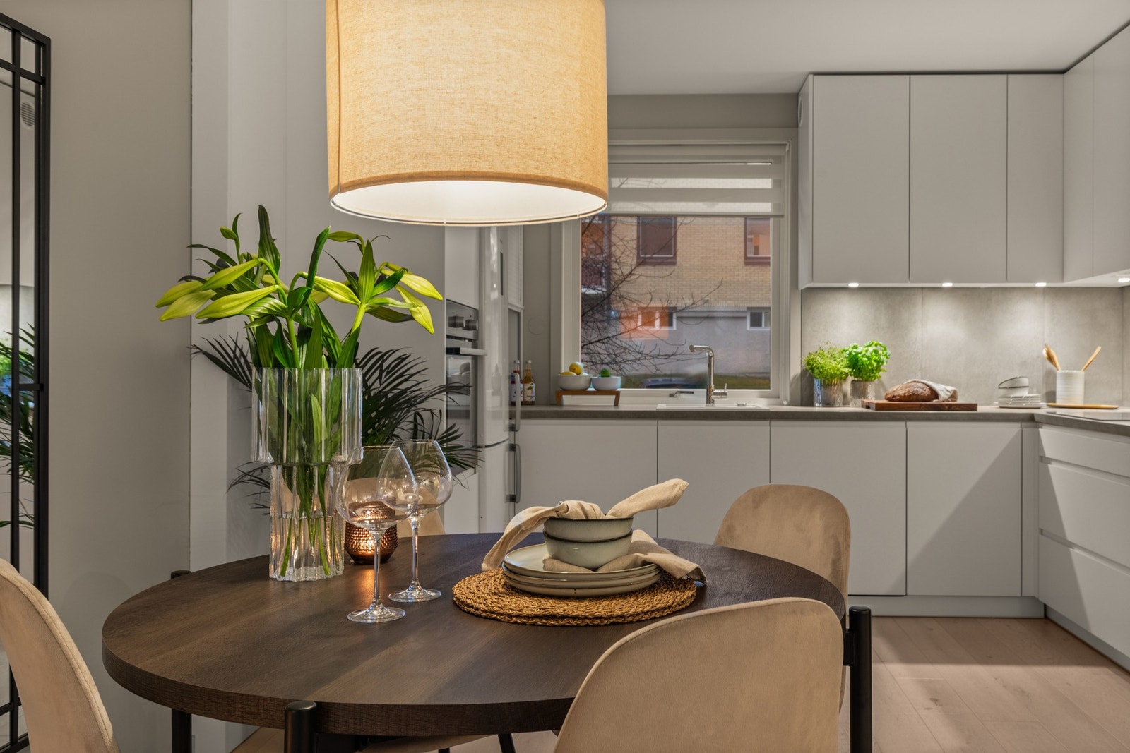 Kjøkkenet har moderne innredning fra 2016 med rikelig skapplass i form av takhøye skap og gode arbeidsbenker Galleribilde