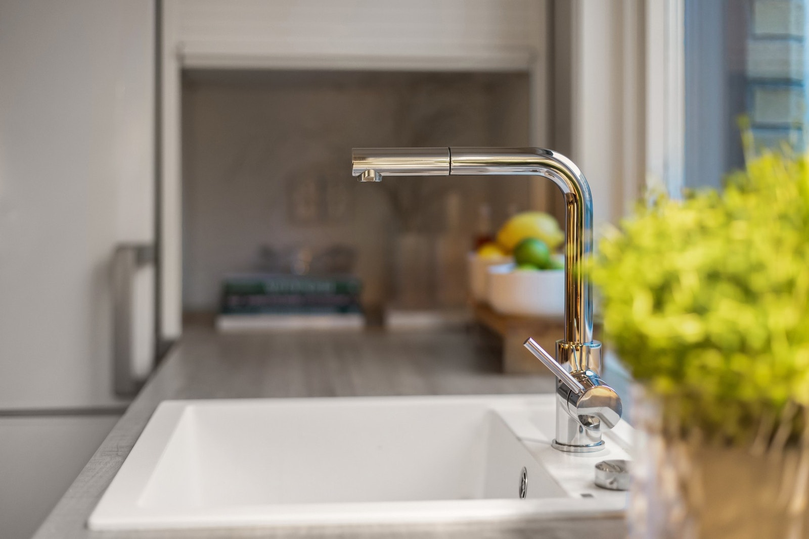 Legg merke til plassering av vasken ved vinduet, som gjør at du kan hvile øynene på omgivelsene utenfor mens du tar oppvasken Galleribilde