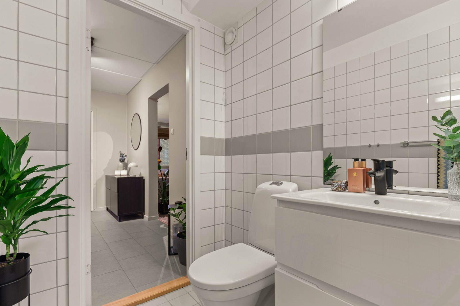 Badet ligger praktisk i tilknytning til entreen med enkel tilgang fra alle rom. Det er varme i gulvet. Galleribilde