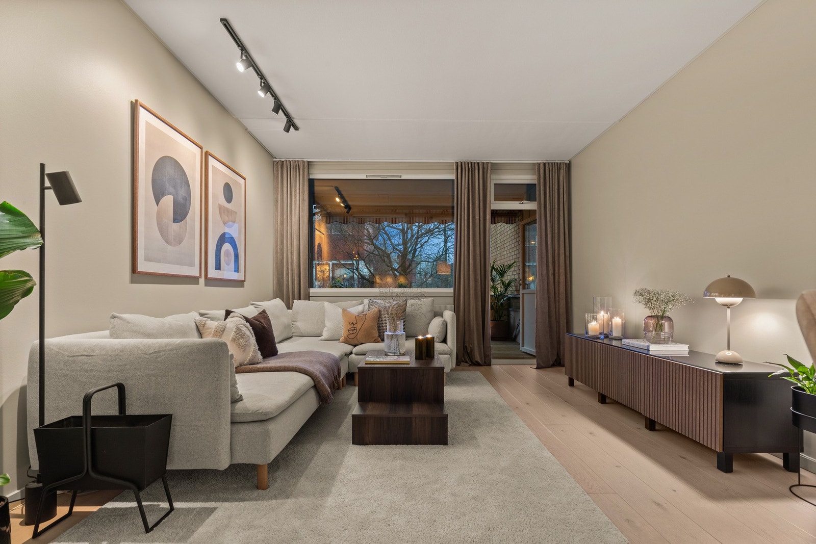 Leiligheten er smakfullt innredet i dempede, avstemte farger som gir en stemning av harmoni og ro som får de fleste til å føle seg hjemme Galleribilde