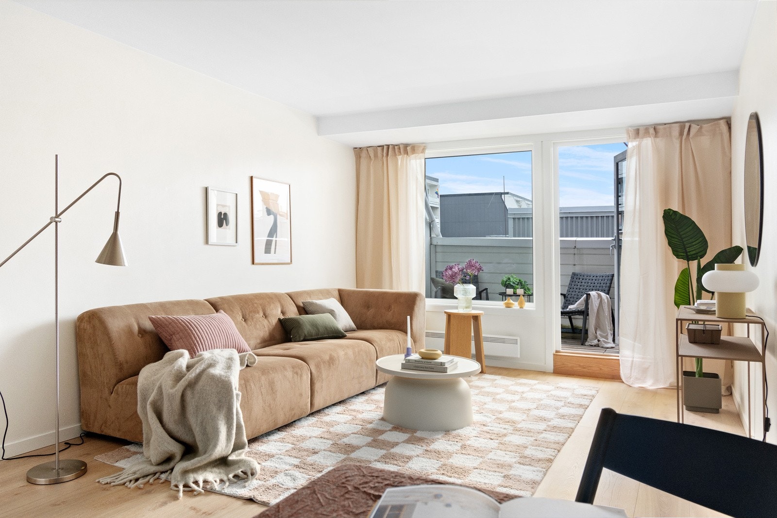 Stuens romslige størrelse gir god plass forskjellige møbleringsmuligheter. Galleribilde