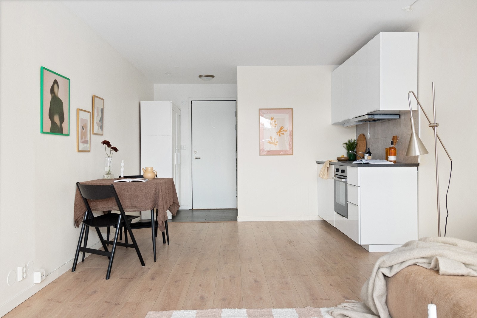 Stuens romslige størrelse gir god plass til et romslig spisebord. Galleribilde