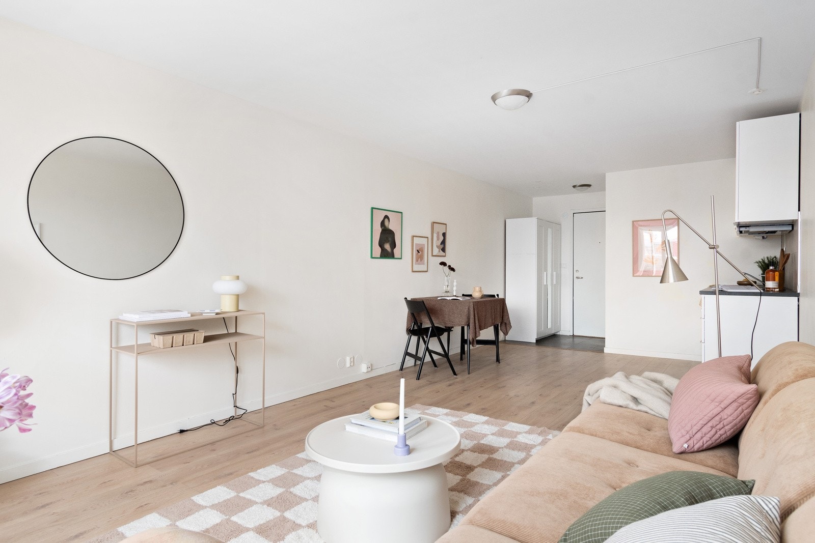 Den åpne stue/kjøkkenløsning understøtter leilighetens smarte planløsning. Galleribilde