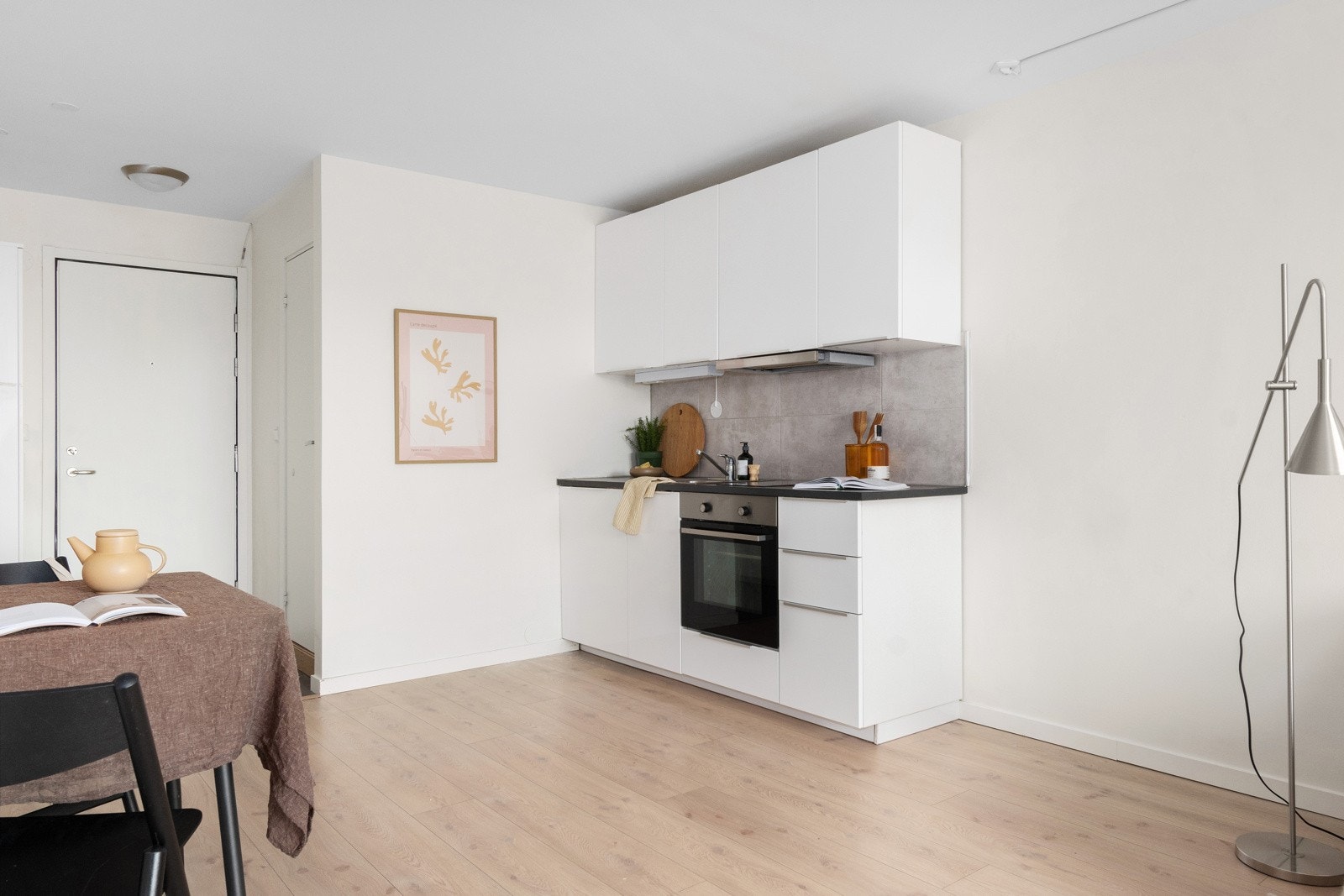 Kjøkkenet består av foliert glatte fronter med en benkeplate av laminat. Galleribilde