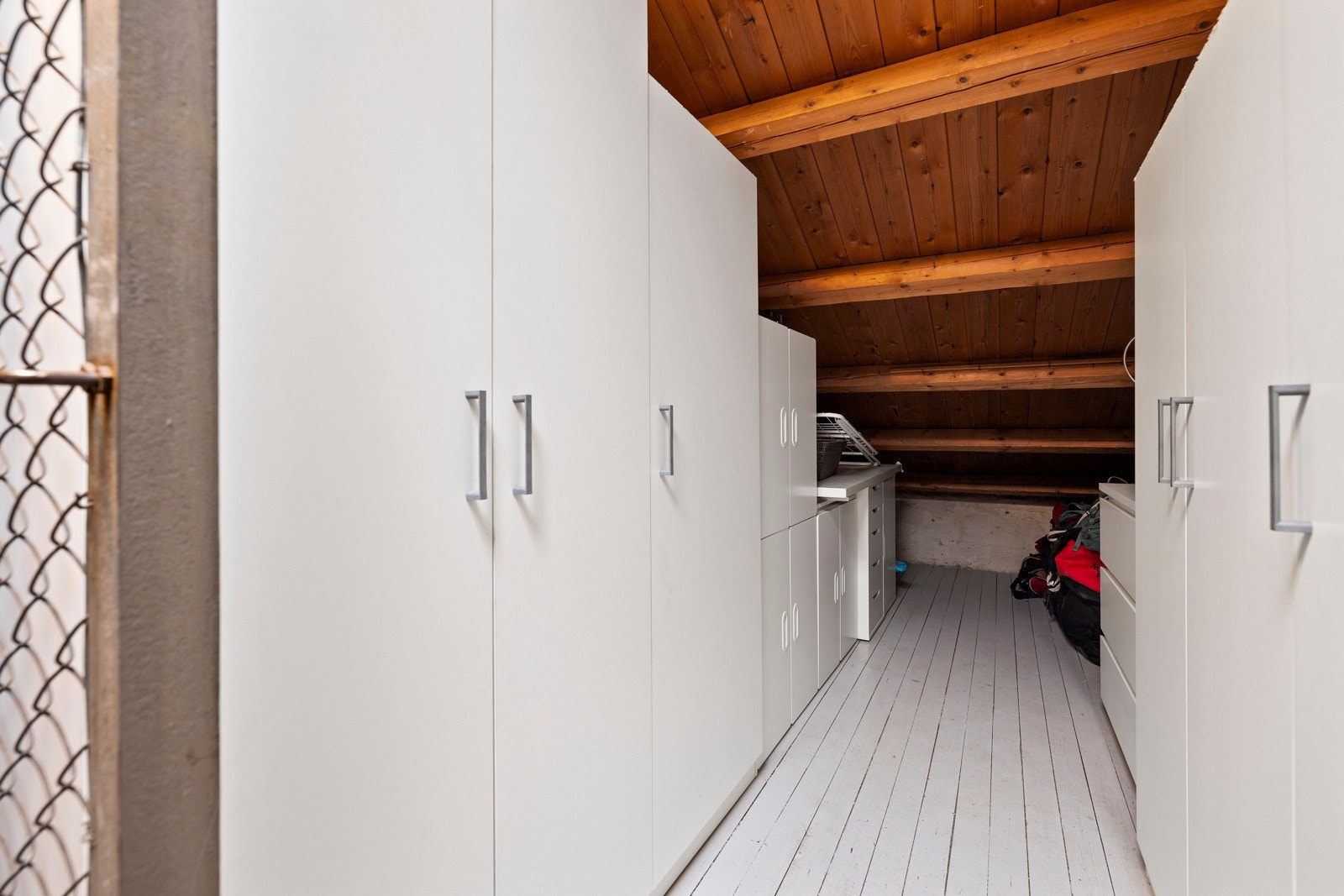 Meget romslig loftsbod på 8 m² (gulvareal). Garderobeskap i bod medføgler. Galleribilde