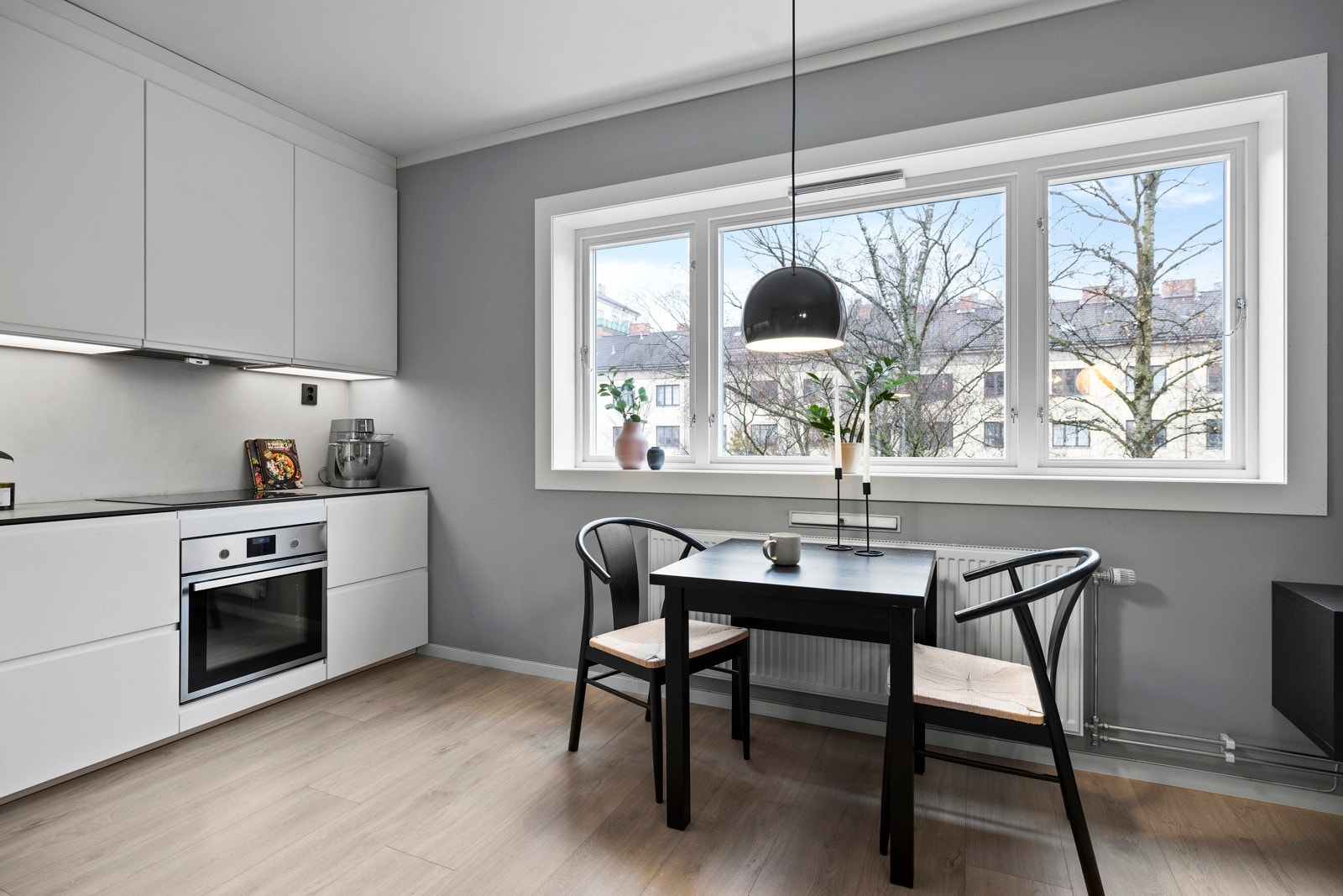 Store vindusflater slipper rikelig med naturlig lys inn og skaper en hyggelig atmosfære i alle rom. Galleribilde