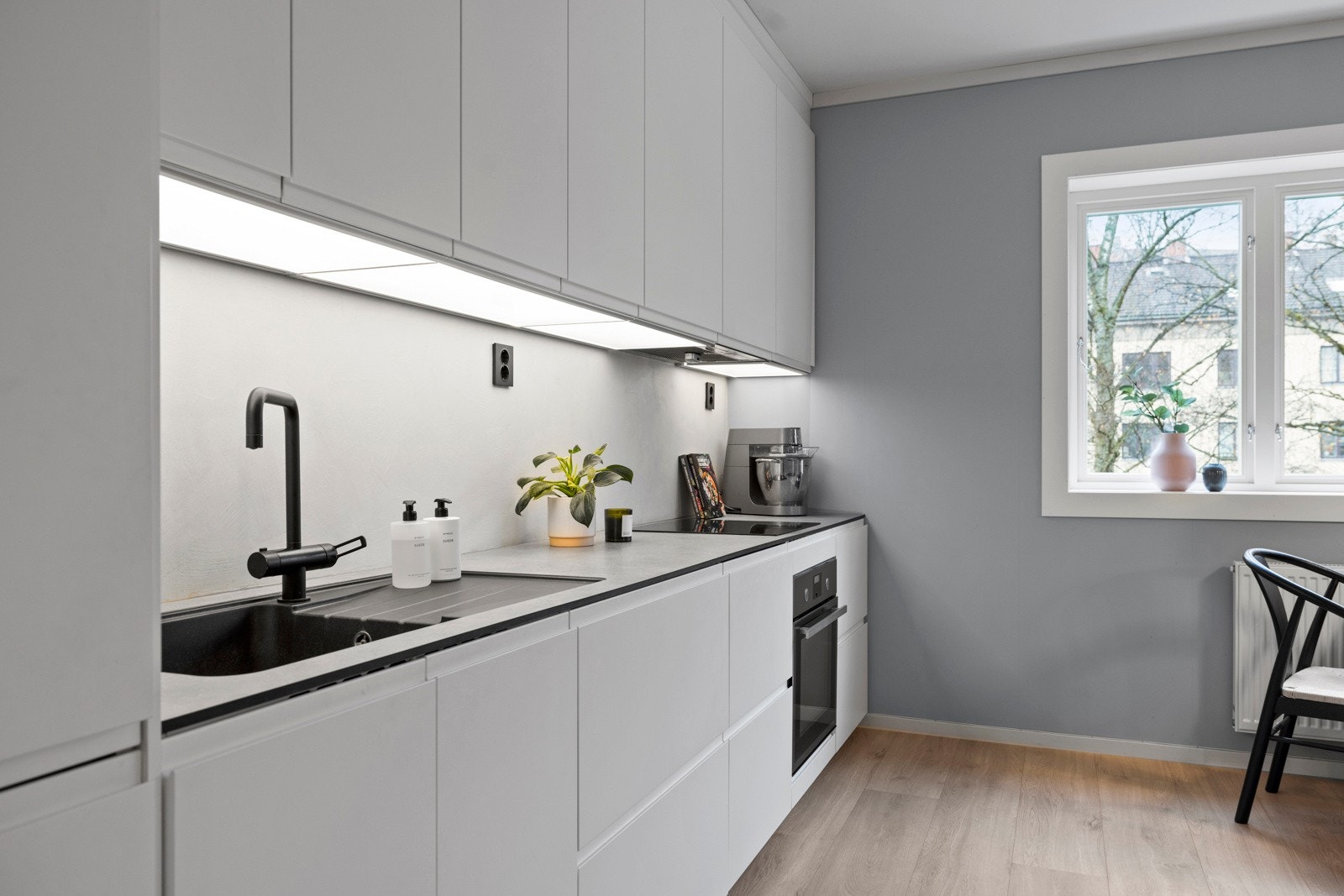 Lekkert moderne kjøkken fra 2018 med integrerte hvitevarer. Galleribilde