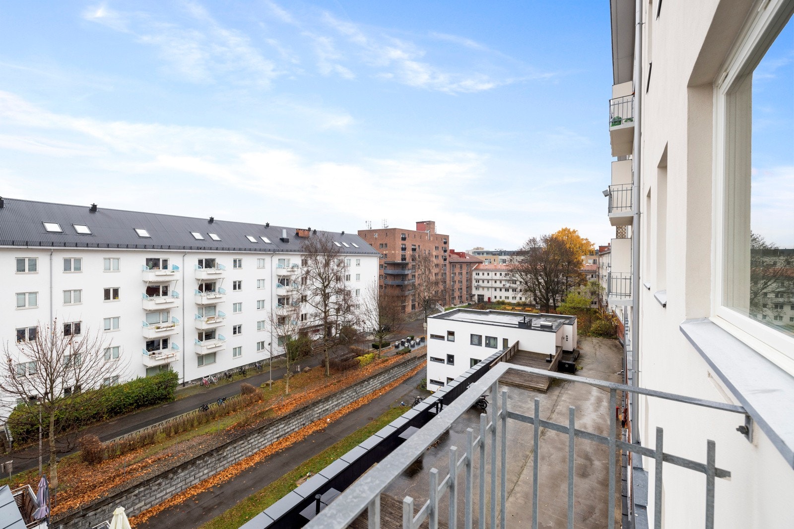 Fra hovedsoverom er det utgang til en liten koslig balkong med hyggelig utsyn. Galleribilde