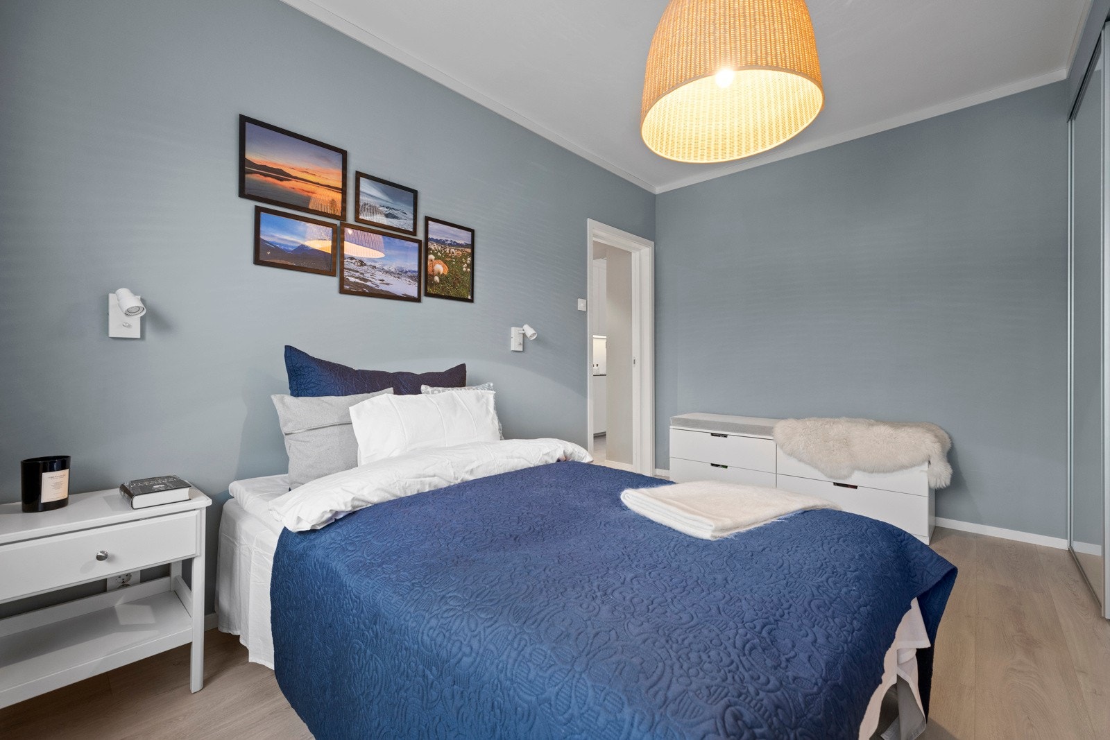 Hovedsoverommet er av god størrelse med plass til dobbeltseng, nattbord og tilhørende skyvedørsgarderobe. Galleribilde