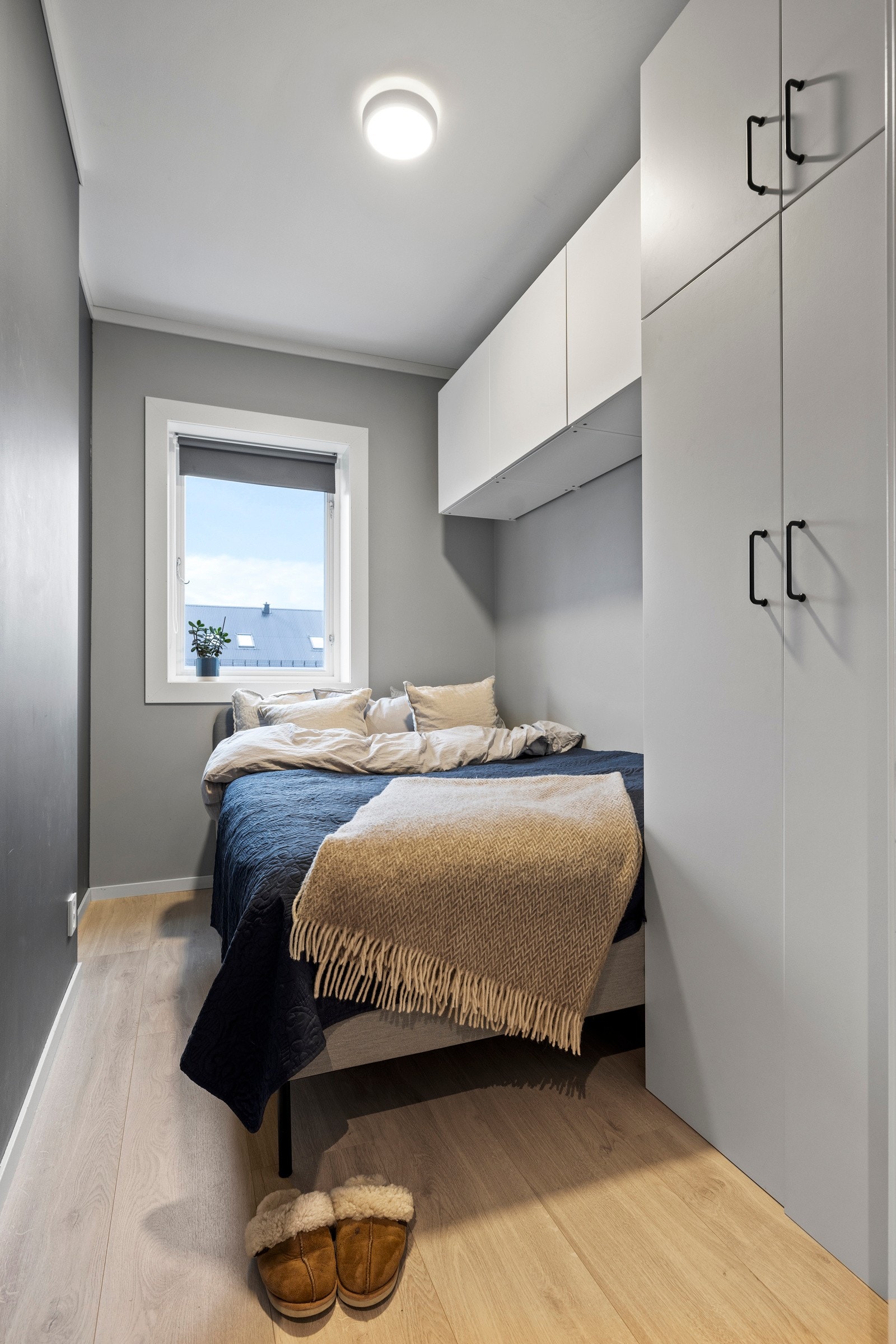 Soverom nr. 2 med god skapplass. Galleribilde