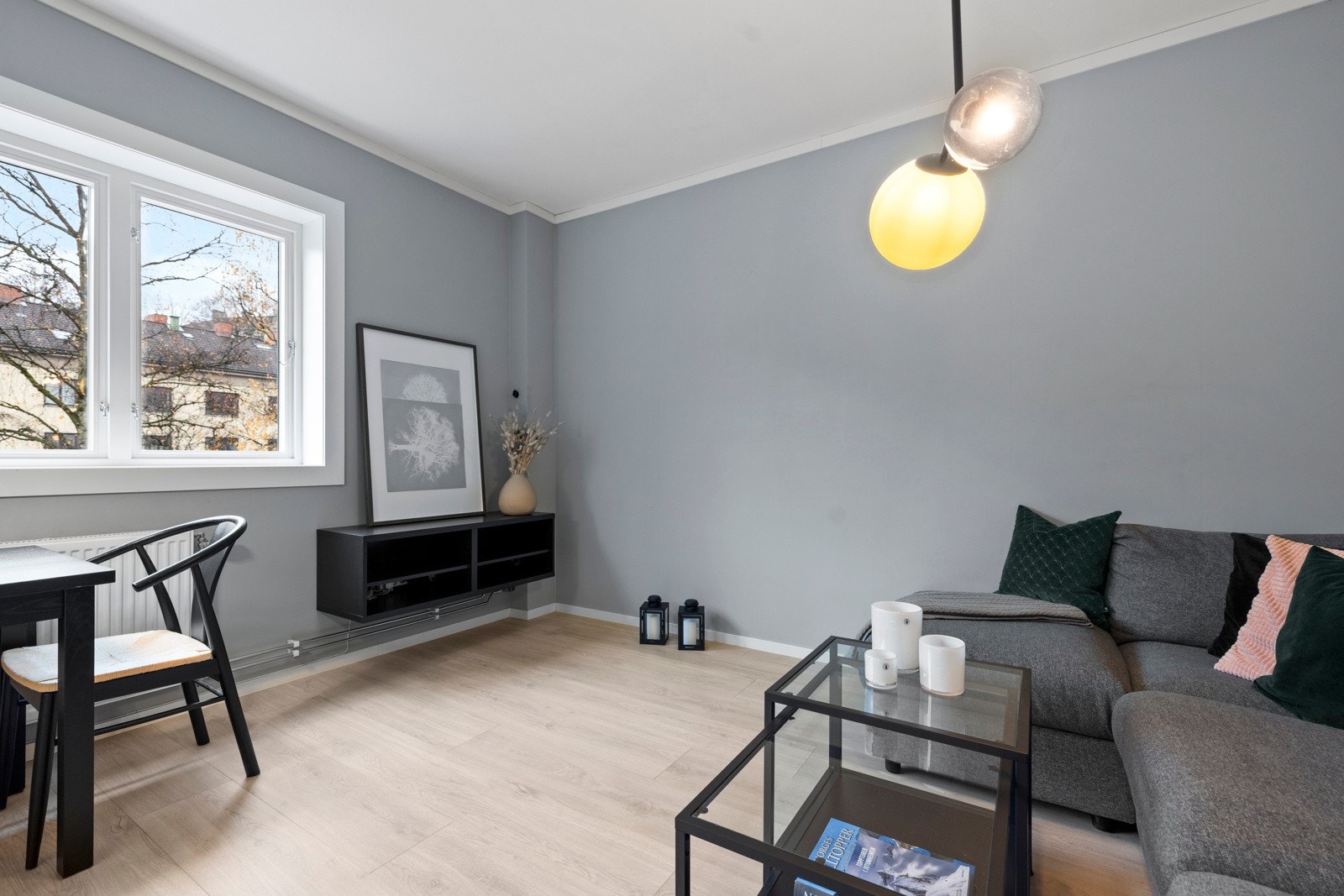 Stue og kjøkken i åpen løsning med plass til sofa- og spisegruppe. Galleribilde