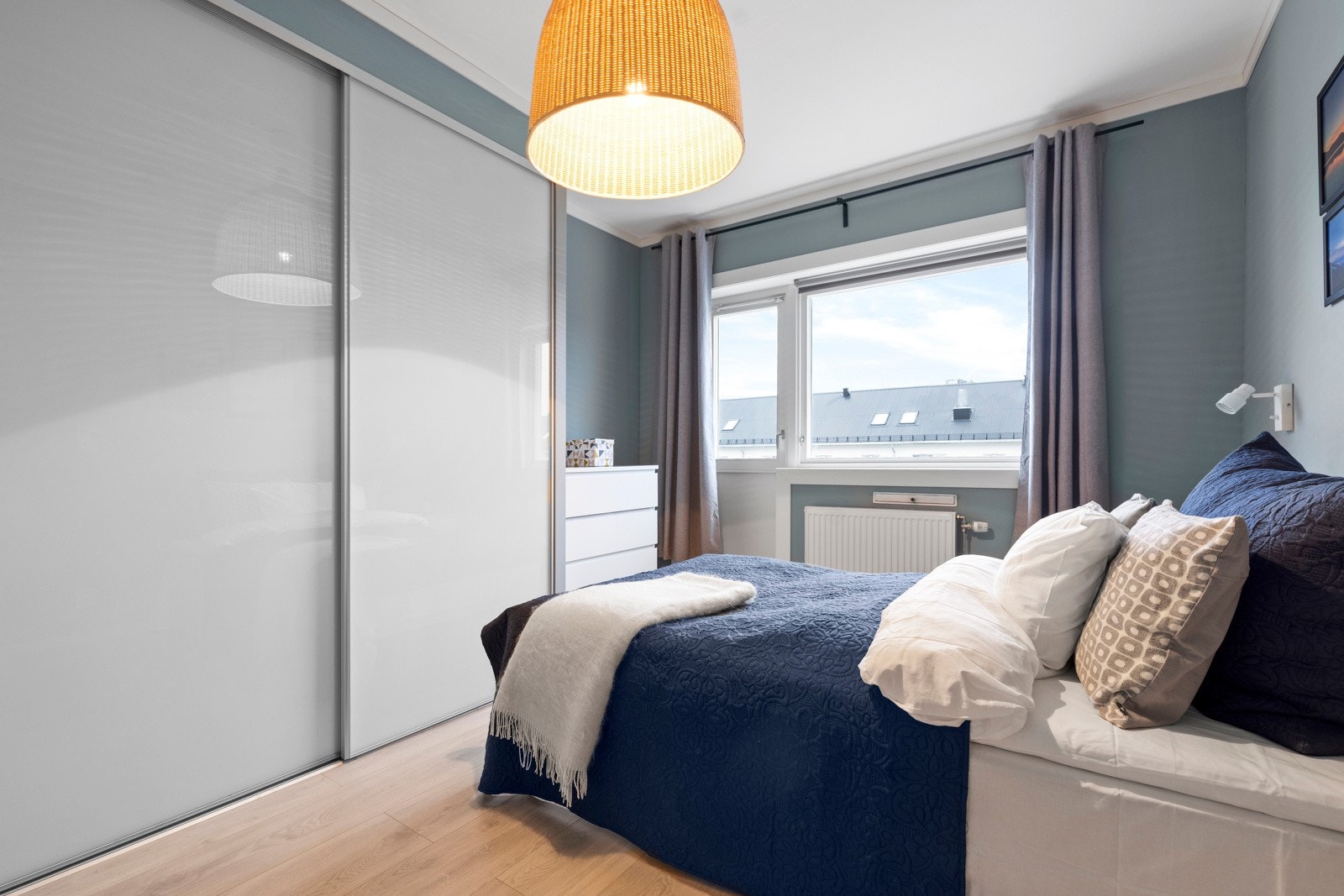 Stor skyvedørsgarderobe på hovedsoverom. Galleribilde