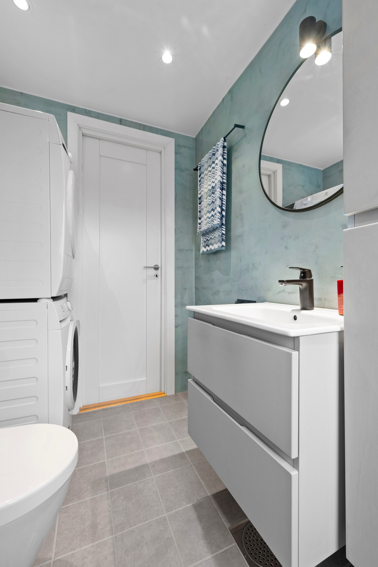 Opplegg for vaskemaskin og tørketrommel, downlights i himling. Galleribilde