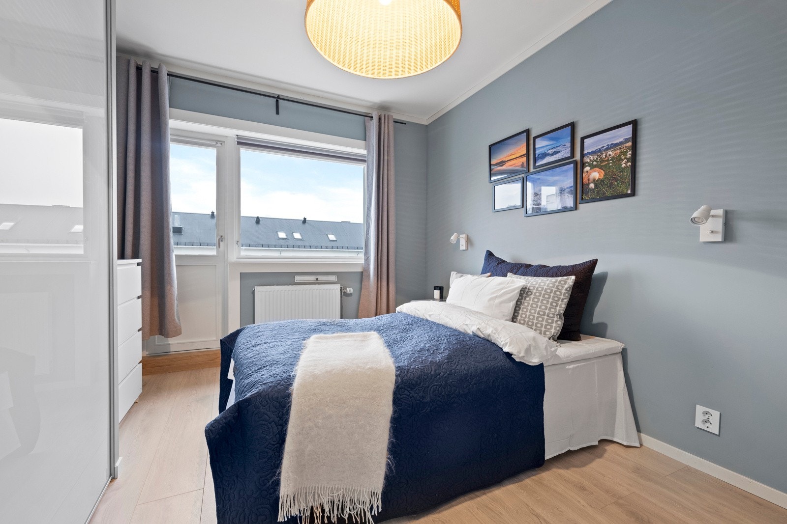 Hovedsoverommet er av god størrelse med plass til dobbeltseng, nattbord og tilhørende skyvedørsgarderobe. Galleribilde