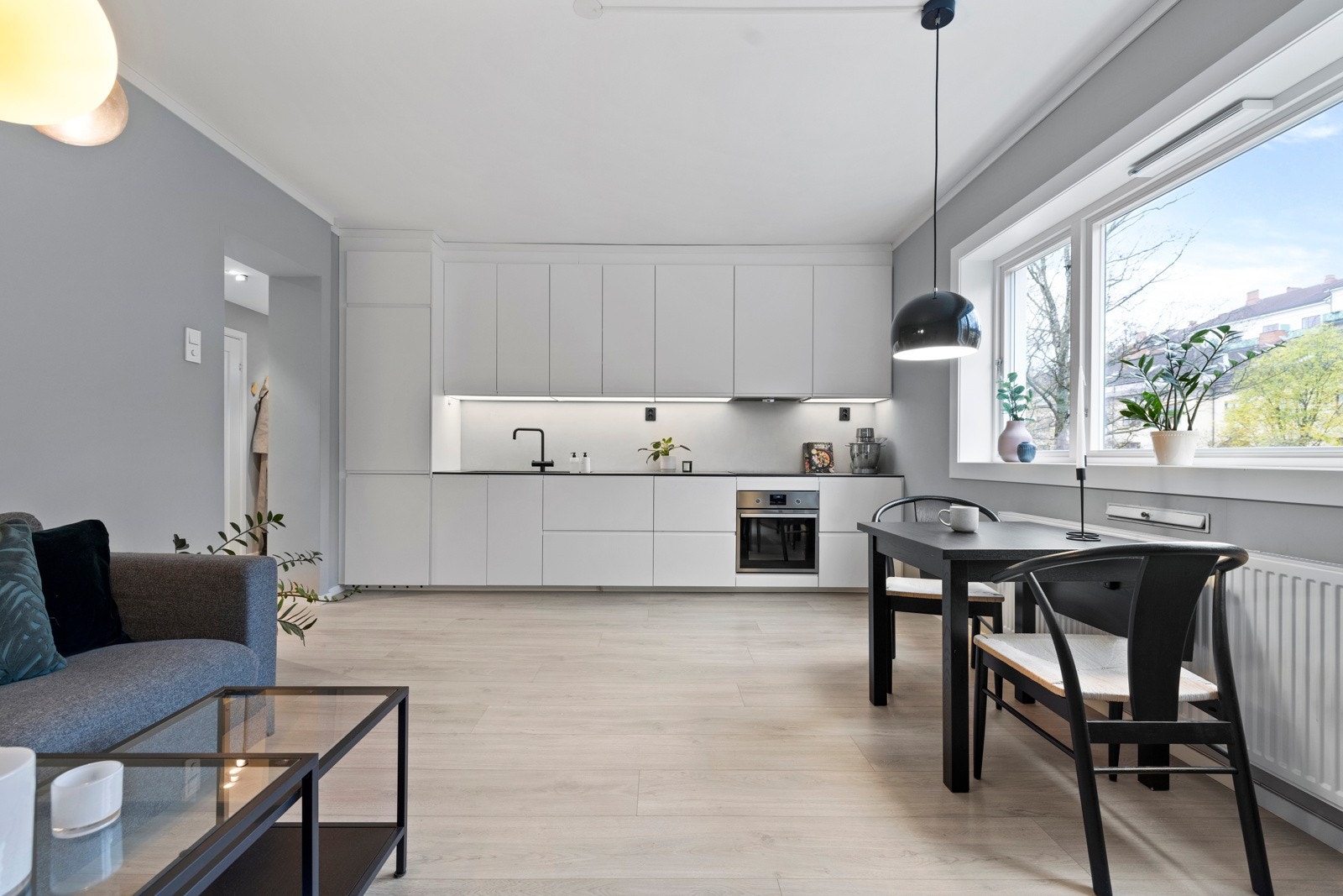 Stue og kjøkken i åpen løsning med gode møbleringsmuligheter. Galleribilde